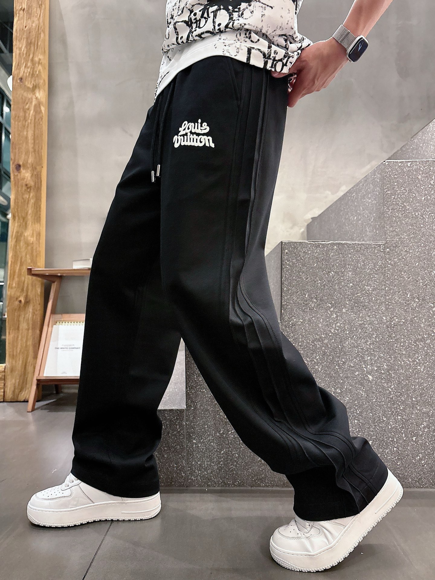 NO:507636,LV2025 summer new copper-ammonia silk modal air-layer casual sleeves, embroidered iconic brand logo, customer-supplied customized brand engraved hardware accessories, highlighting the brand style, carefully crafted imported fabrics, soft, comfortable and breathable, fashionable and casual items, versatile and beautiful. Color black and white Size: M-3XL,,louis vuitton,alexander wang19860909LV2025夏季新款铜氨丝莫代尔空气层休闲卫裤,裤身上刺绣标志性品牌标识,客供定制品牌刻印五金配件,彰显品牌格调,进口面料精心打造,柔软舒适透气,时尚休闲单品,百搭好看. 颜色黑色 白色 尺码:M-3XL,,louis vuitton,alexander wang,Men's clothing