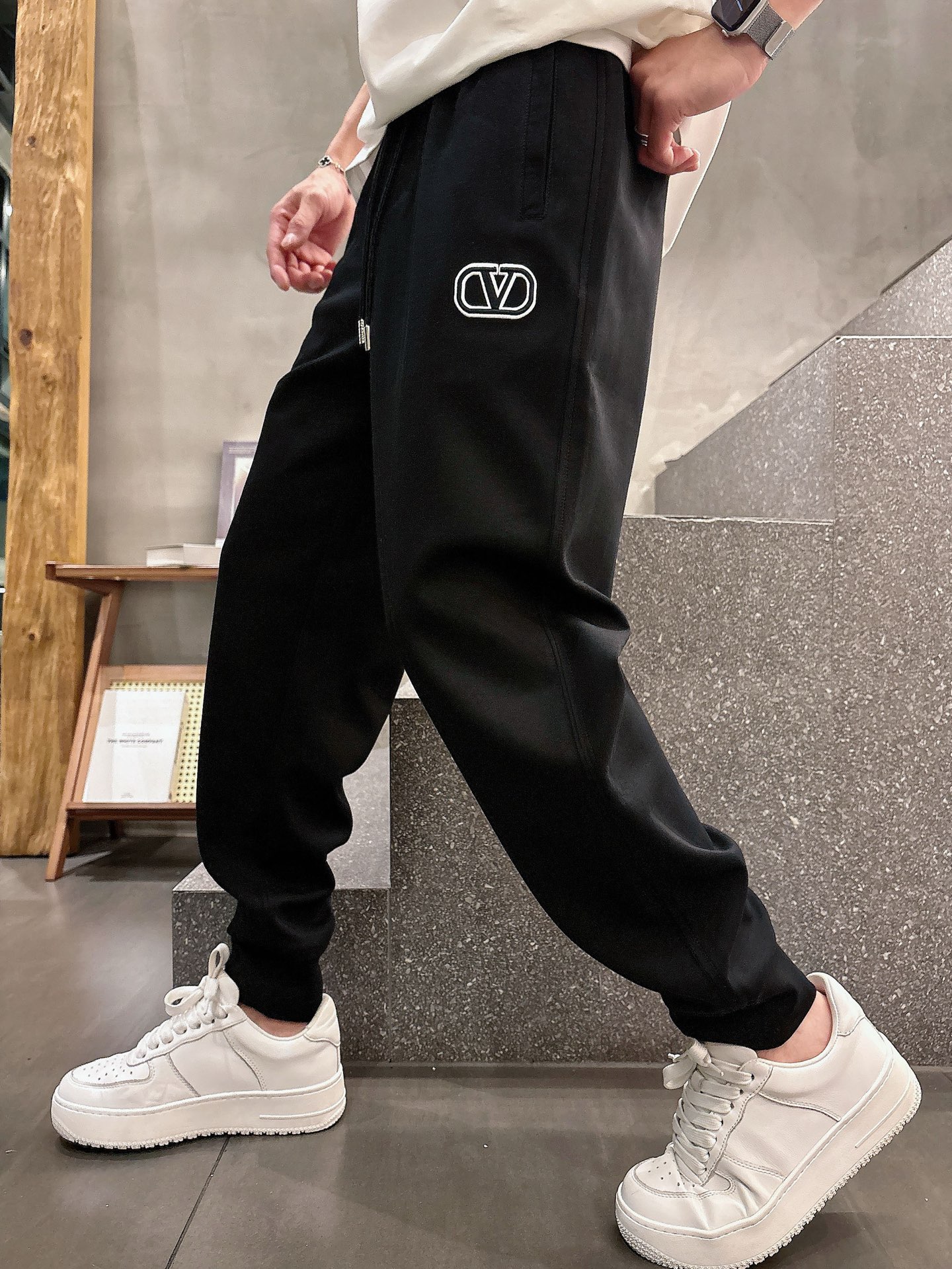 NO:507631,Valentino 2025 summer new copper-ammonia silk modal air-layer casual sleeves, embroidered iconic brand logo, customized brand engraved hardware accessories, highlight the brand style, imported fabrics are carefully crafted, soft, comfortable and breathable, fashionable and casual items, versatile and beautiful. Color black white Gray size: M-3XL, valentino, alexander wang19860909华伦天奴2025夏季新款铜氨丝莫代尔空气层休闲卫裤,裤身上刺绣标志性品牌标识,客供定制品牌刻印五金配件,彰显品牌格调,进口面料精心打造,柔软舒适透气,时尚休闲单品,百搭好看. 颜色黑色 白色 灰色尺码:M-3XL,,valentino,alexander wang,Men's clothing