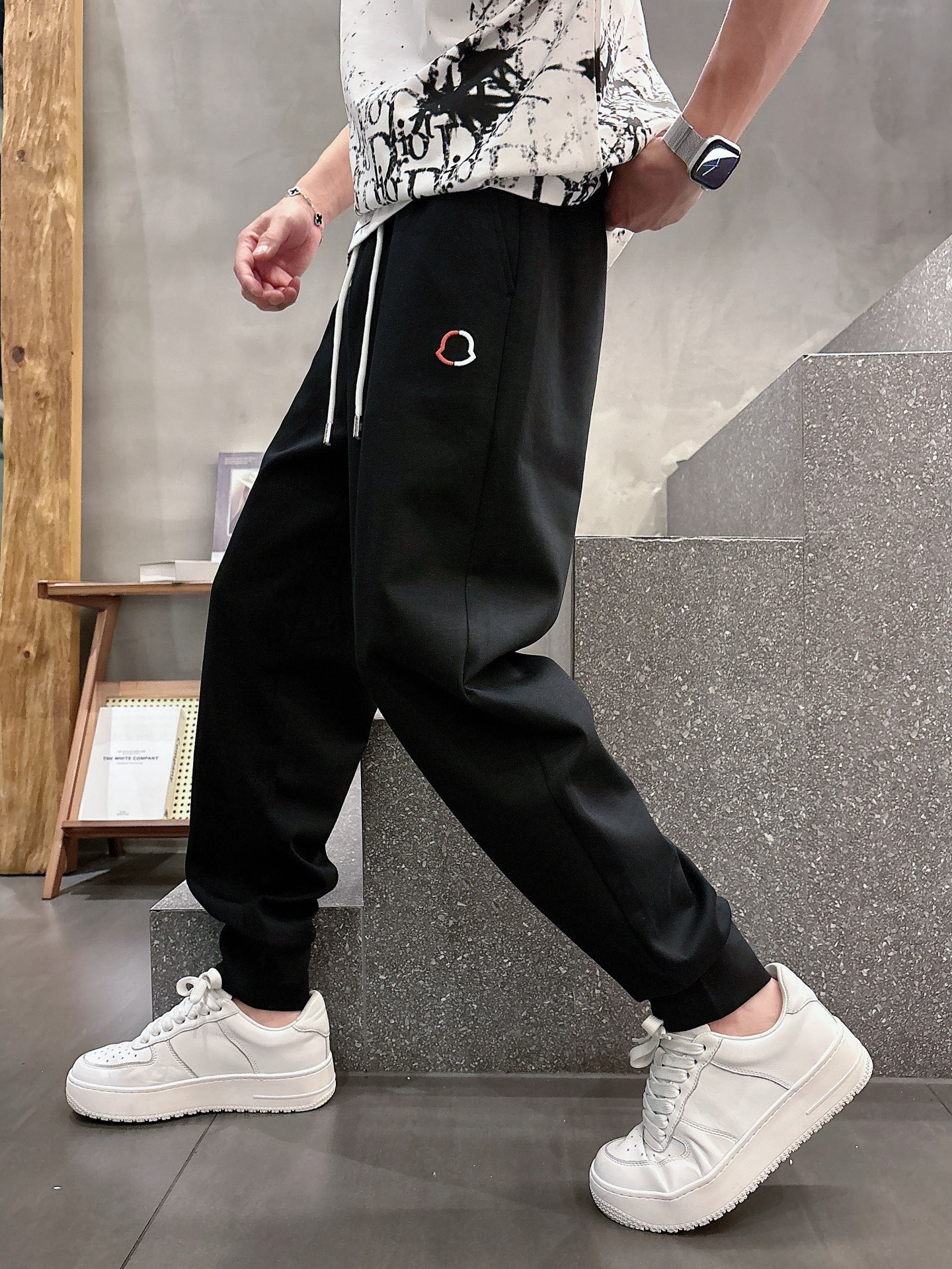 NO:507627,The new copper-ammonia silk modal air-layer casual sleeves in the 2025 summer, embroidered with the iconic brand logo, customized brand engraved hardware accessories, highlight the brand style, carefully crafted imported fabrics, soft, comfortable and breathable, fashionable and casual items, versatile and beautiful. Color black blue gray size: M-3XL, Moncler, alexander wang19860909蒙口2025夏季新款铜氨丝莫代尔空气层休闲卫裤,裤身上刺绣标志性品牌标识,客供定制品牌刻印五金配件,彰显品牌格调,进口面料精心打造,柔软舒适透气,时尚休闲单品,百搭好看. 颜色黑色 蓝色 灰色尺码:M-3XL,,Moncler,alexander wang,Men's clothing