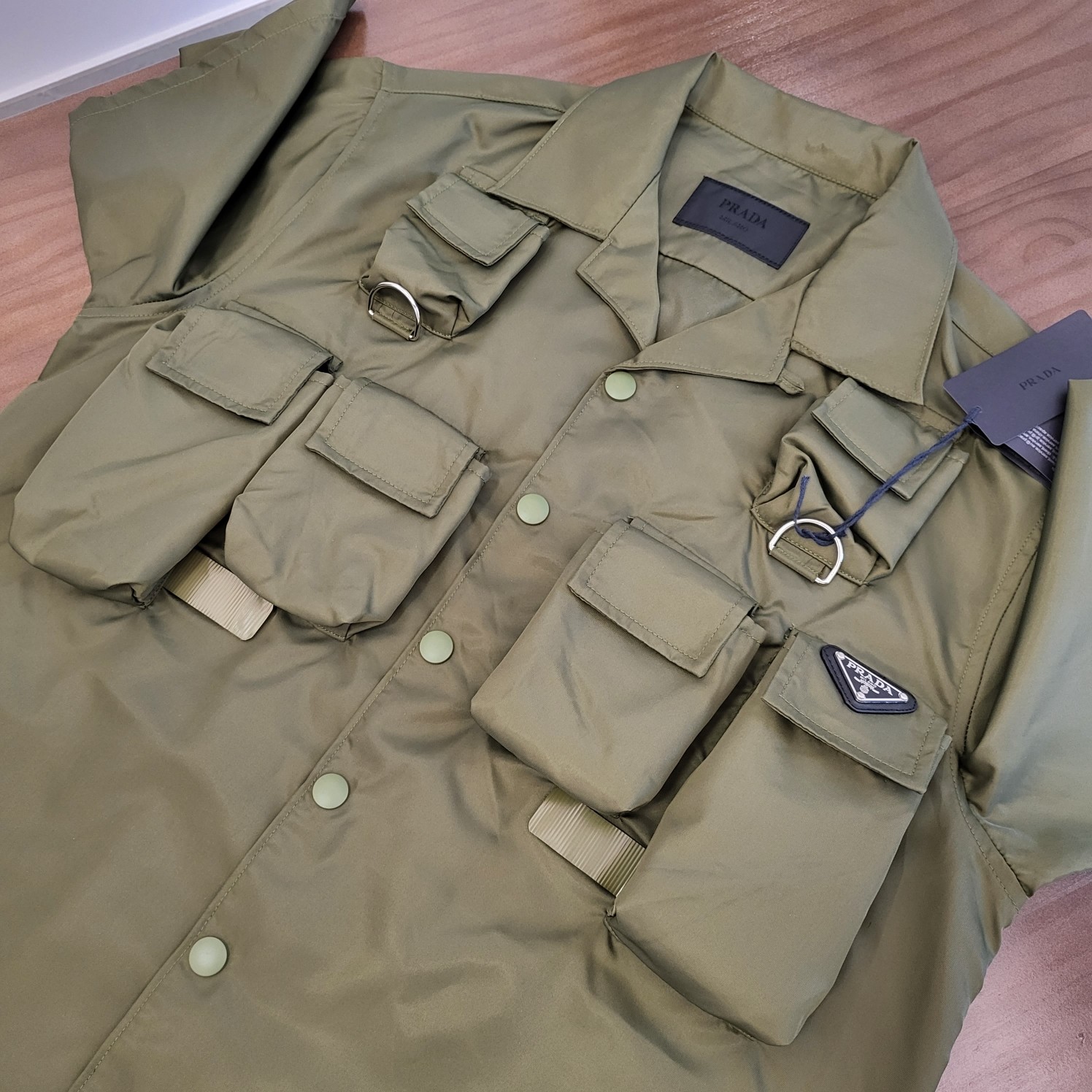 프라다 전술 포켓 로고 남성 반팔 24SS 상세 이미지 3
