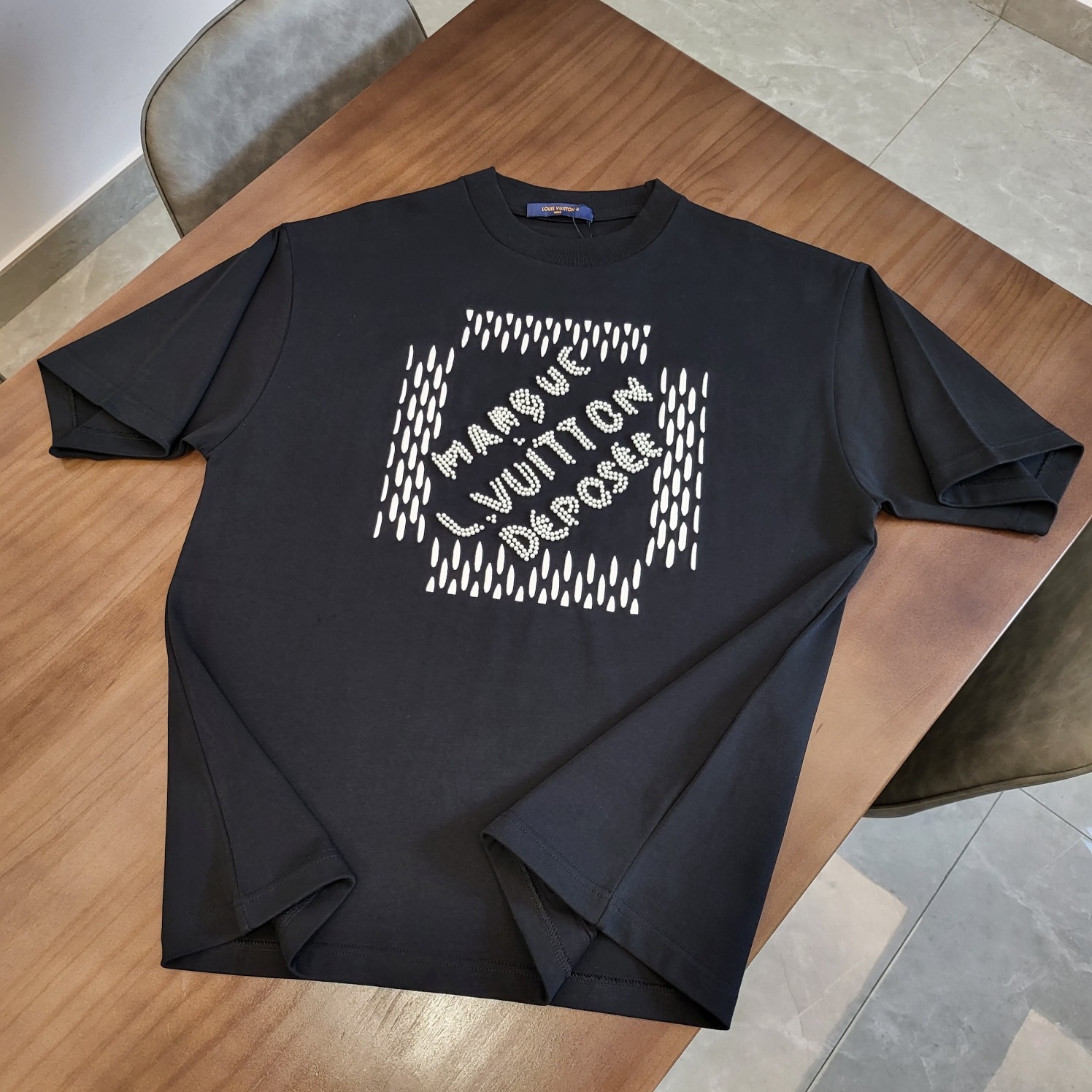 루이비통 2024SS 자수 프린트 반팔 티셔츠 831 Louis Vuitton T Shirt