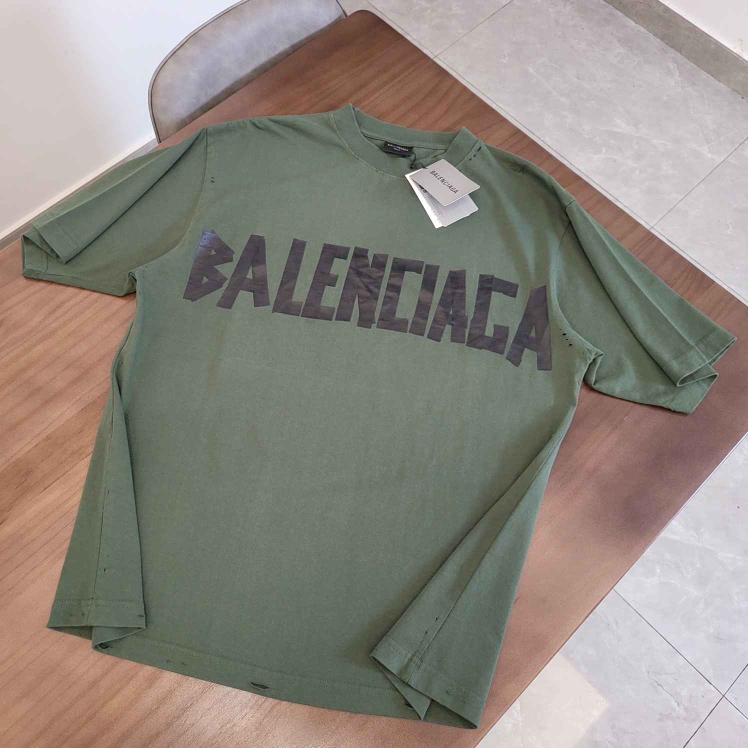 발렌시아가 2024SS 로고 프린트 반팔 티셔츠 834 Balenciaga T Shirt