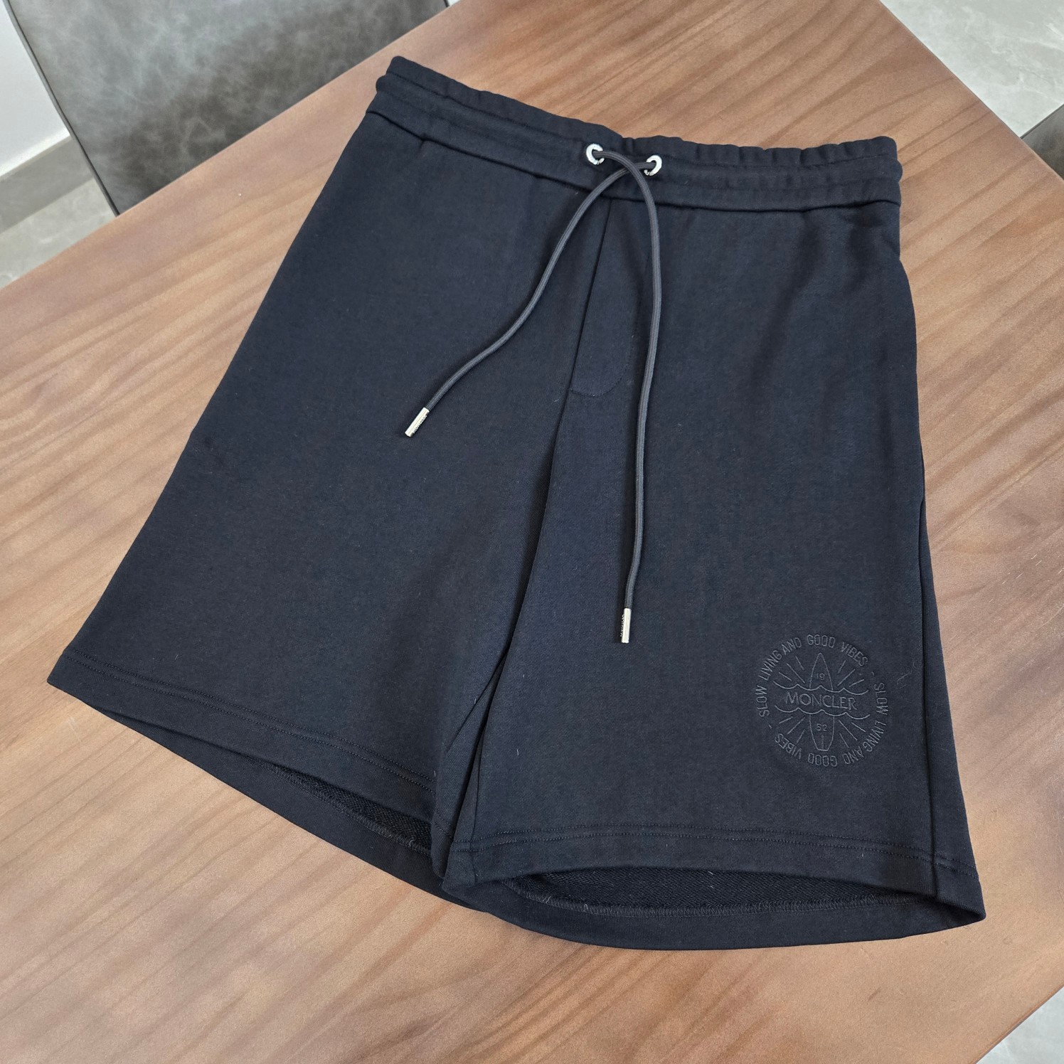 신상품 출시! 도매 문의는 개인 메시지로 주세요: P200. 몽클레어 24SS 발렌타인데이 한정판 코튼 쇼츠. 면 플리스 소재로 제작되었으며, 편안한 핏의 유니섹스 제품입니다. 몽클레어 발렌타인데이 로고 자수와 뒷주머니의 몽클레어 로고 디테일이 특징입니다. 사이즈: S, M, L, XL. 5210