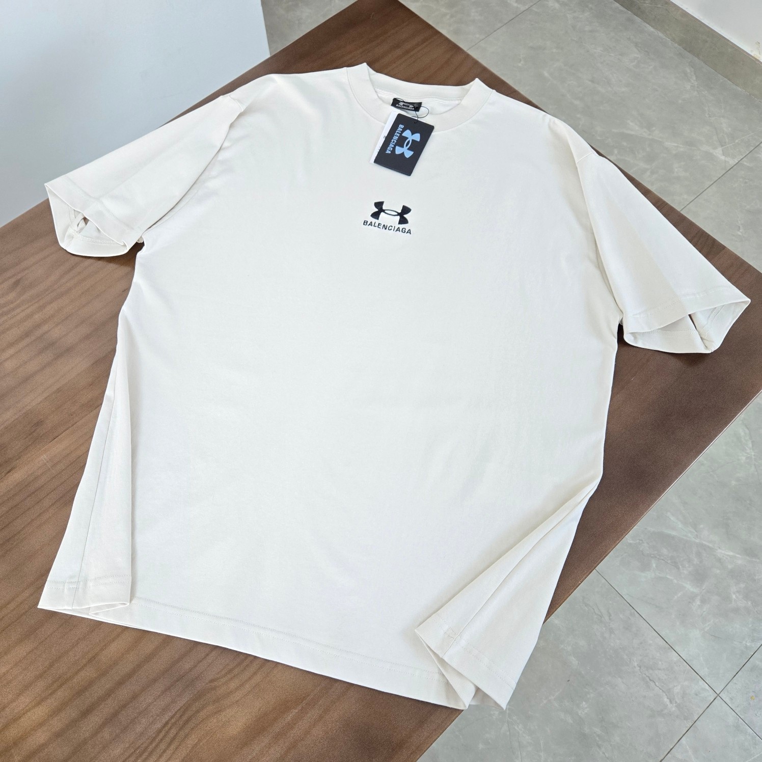 발렌시아가 2024SS 자수 코튼 콜라보 반팔 티셔츠 5352 Balenciaga T Shirt