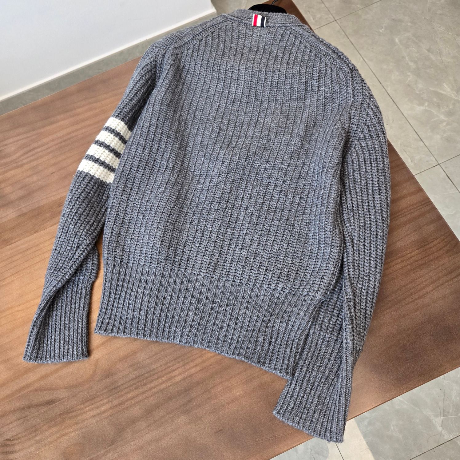 TB 24/FW 네 줄무늬 두꺼운 니트 가디건 5372 Thom Browne 이미지 2
