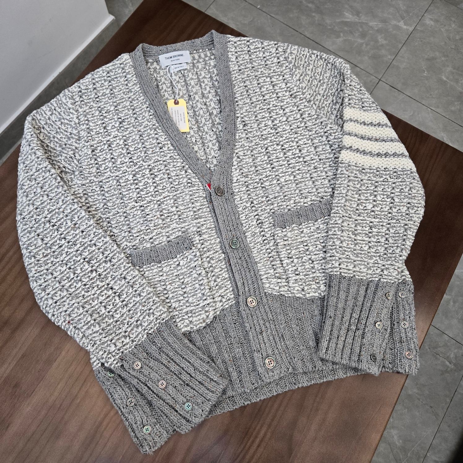 톰브라운 2024FW 4선 프린트 스트라이프 가디건 5425