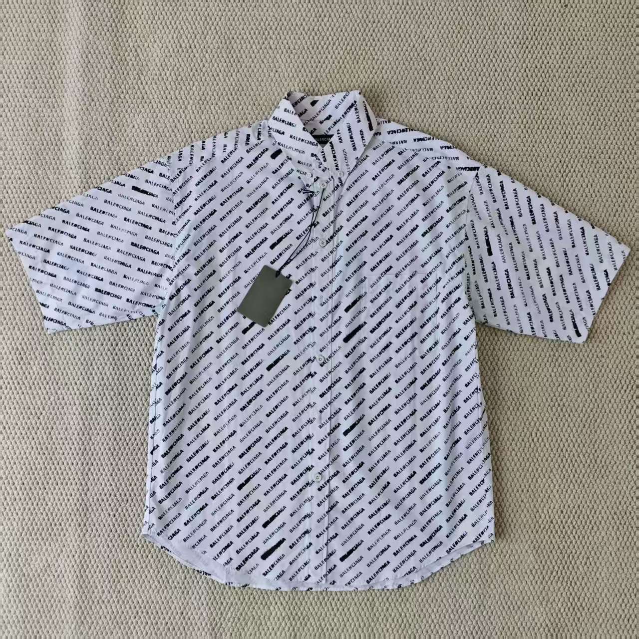 도매가 VIP 개인 메시지 P140 BLCG 24SS 발렌시아가 반팔 셔츠. 원단은 주로 면으로 제작되어 부드럽고 편안하며 흡수성이 뛰어납니다. 독일에서 수입한 디지털 직물 프린팅 장비를 사용하여 셔츠 전체에 프린팅한 후, 프린팅 효과를 원단에 스며들게 하는 침투 공정을 거쳤습니다. 패턴은 어깨 길이 디자인에 세로 절개로 제작되었습니다. 어깨, 허리, 밑단 너비는 거의 동일합니다. 사이즈: 46, 48, 50, 52 Balenciaga T Shirt