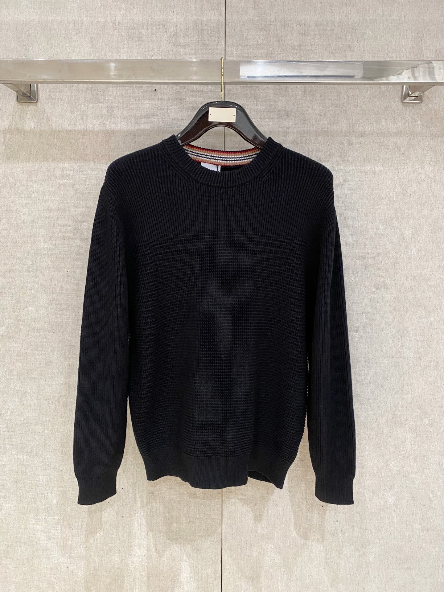 NO:569592,Burberry Burberry 2025 autumn and winter new sweater color black white blue size M-3XL,,burberry,burberry,sweaters,alexander wang19860909Burberry 巴宝莉2025秋冬新款毛衣 颜色黑色 白色 蓝色 码数M-3XL,,burberry,burberry,sweaters,alexander wang,Men's clothing