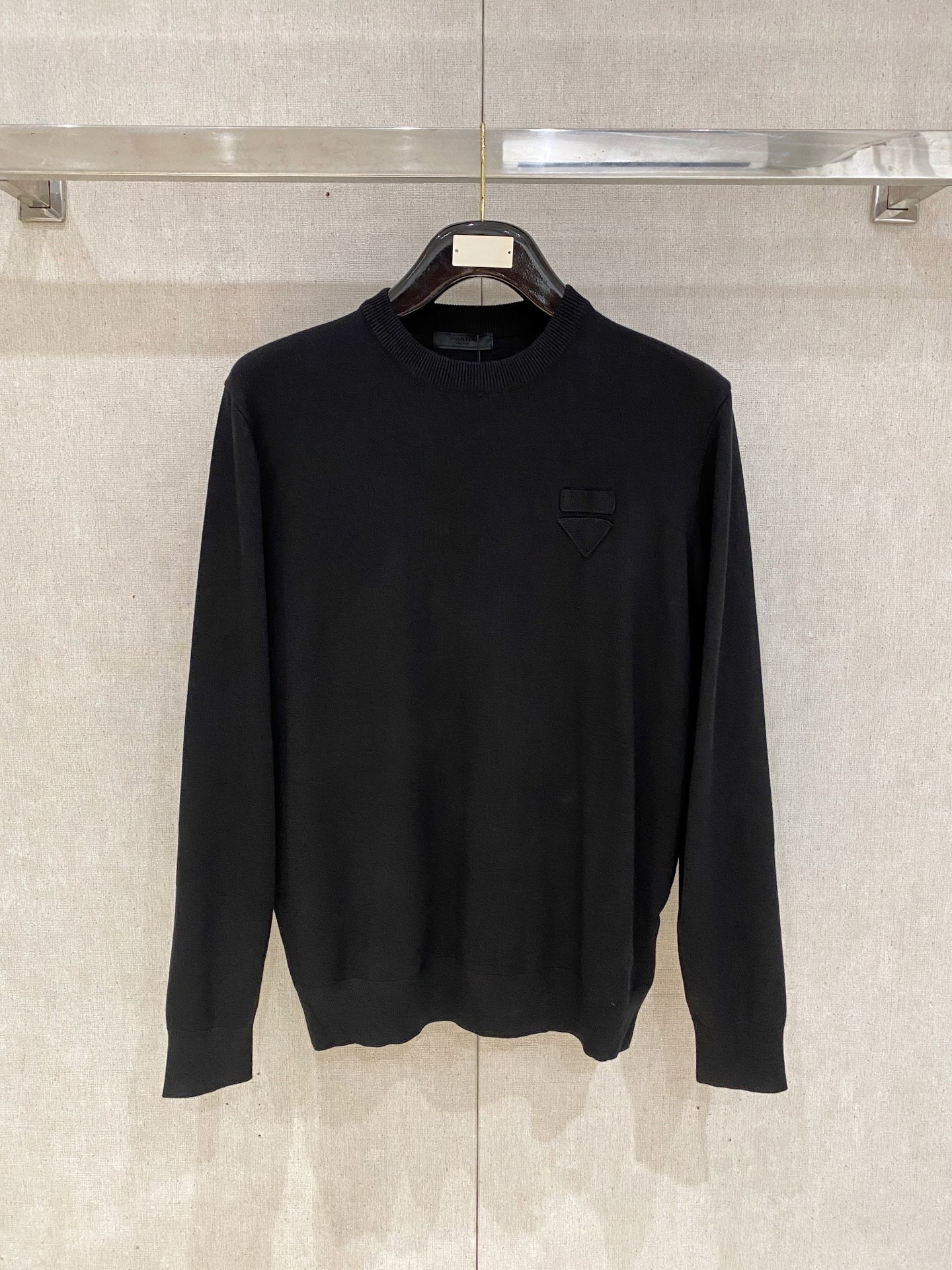 NO:569619,Prada Prada 2025 Autumn and Winter New Bottoming Sweater Color Black Blue White Size M-3XL,,prada,prada,sweaters,alexander wang19860909Prada 普拉达2025秋冬新款打底毛衣 颜色黑色 蓝色 白色 码数M-3XL,,prada,prada,sweaters,alexander wang,Men's clothing