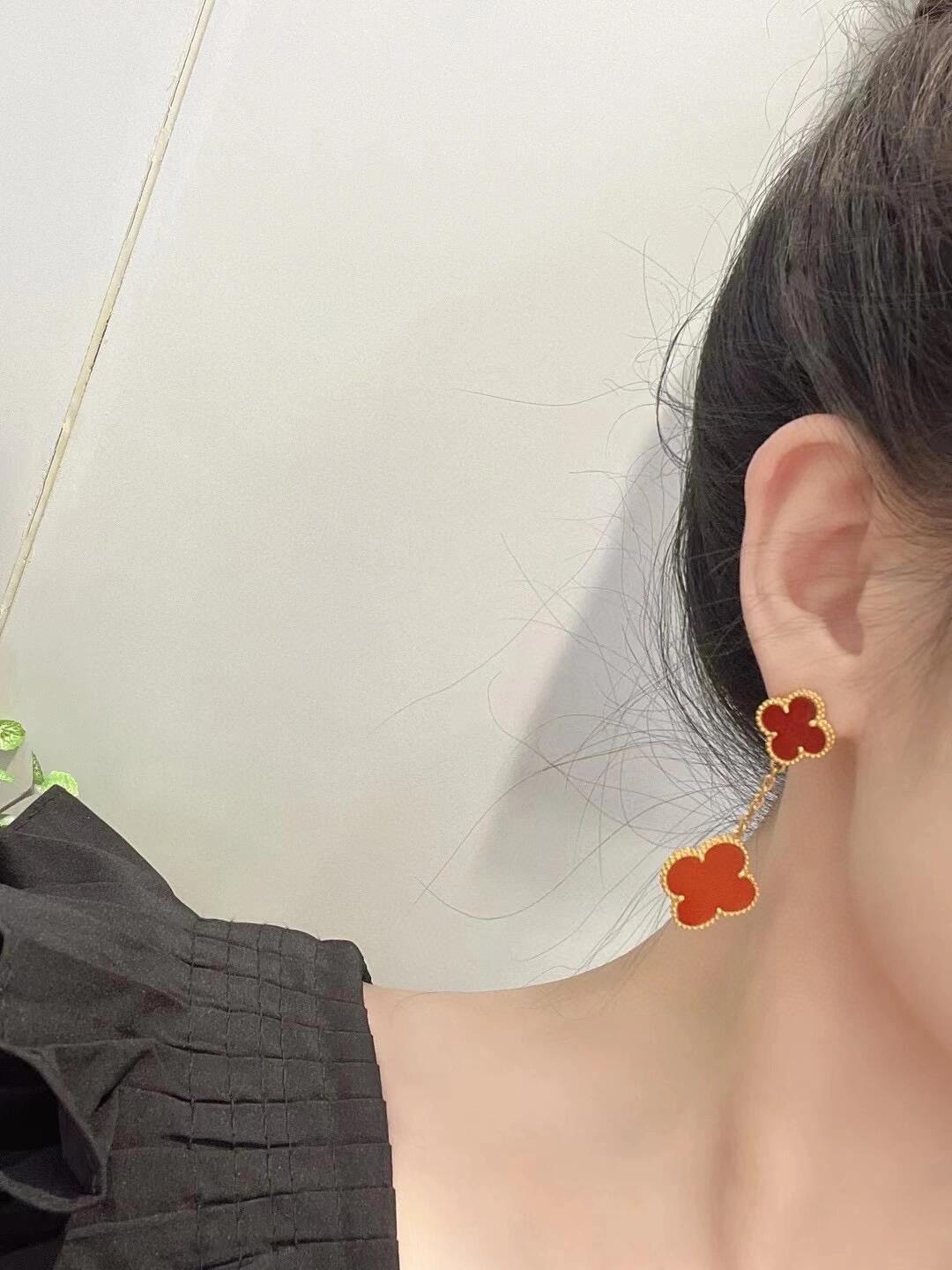 NO:111716,The beauty is a bad V@n Van Cleopard Four-leaf clover double red agate ear shot latest model electroplated thick gold super color protection exquisite workmanship hits hot style real shot original 1:1. Classic versatile matching, jewelry boutique, van cleef19860909美弊了V@n 梵克雅宝四叶草双花红玛瑙耳拍最新款电镀厚金超强保色做工精致 爆款 爆款实拍原版1:1.经典百搭配,饰品精品,van cleef,Jewelry