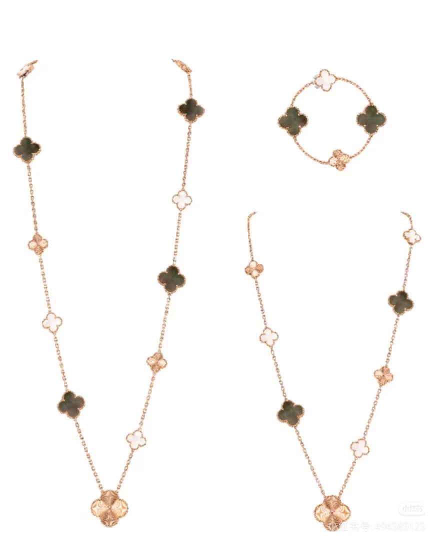 Bracciale Van Cleef Arpels Alhambra Oro bianco con calcedonio bianco madreperla e motivi guilloché a trifoglio in oro bianco 19 cm