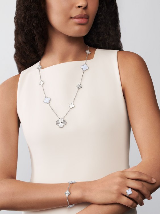 Collier Van Cleef Arpels Magic Alhambra Or blanc avec nacre blanche et calcédoine 82cm