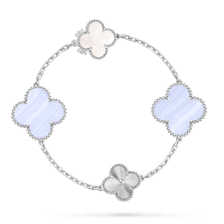Bracciale Van Cleef Arpels Alhambra Oro bianco con calcedonio bianco madreperla e motivi guilloché a trifoglio in oro bianco 19 cm