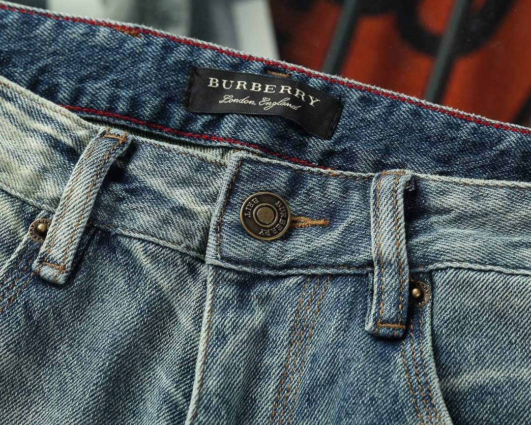 春夏新款现货上市BURBERRY原单爆款修身版牛仔裤超级定制款超级重工工艺版型超赞细节做工无可挑剔！款号