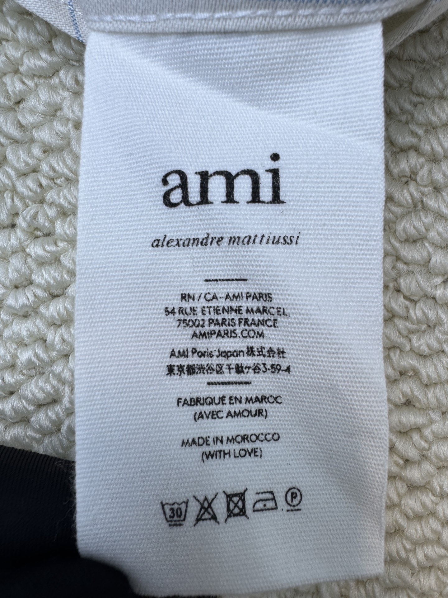 P140 AMI 爱心绣花箱型衬衫
工艺说明：定制奢感牛津布 质感卓越 舒适贴肤 灰蓝雅韵 采用进口机刺绣工艺 使用先进的计算机控制系统和精密的机械部件 实现Ami 爱心刺绣作业  精度高 线条流畅而细腻
尺码：S-M-L-XL
能与多类型服饰搭配营造时尚造型，定制辅料，三标齐全，男女同款