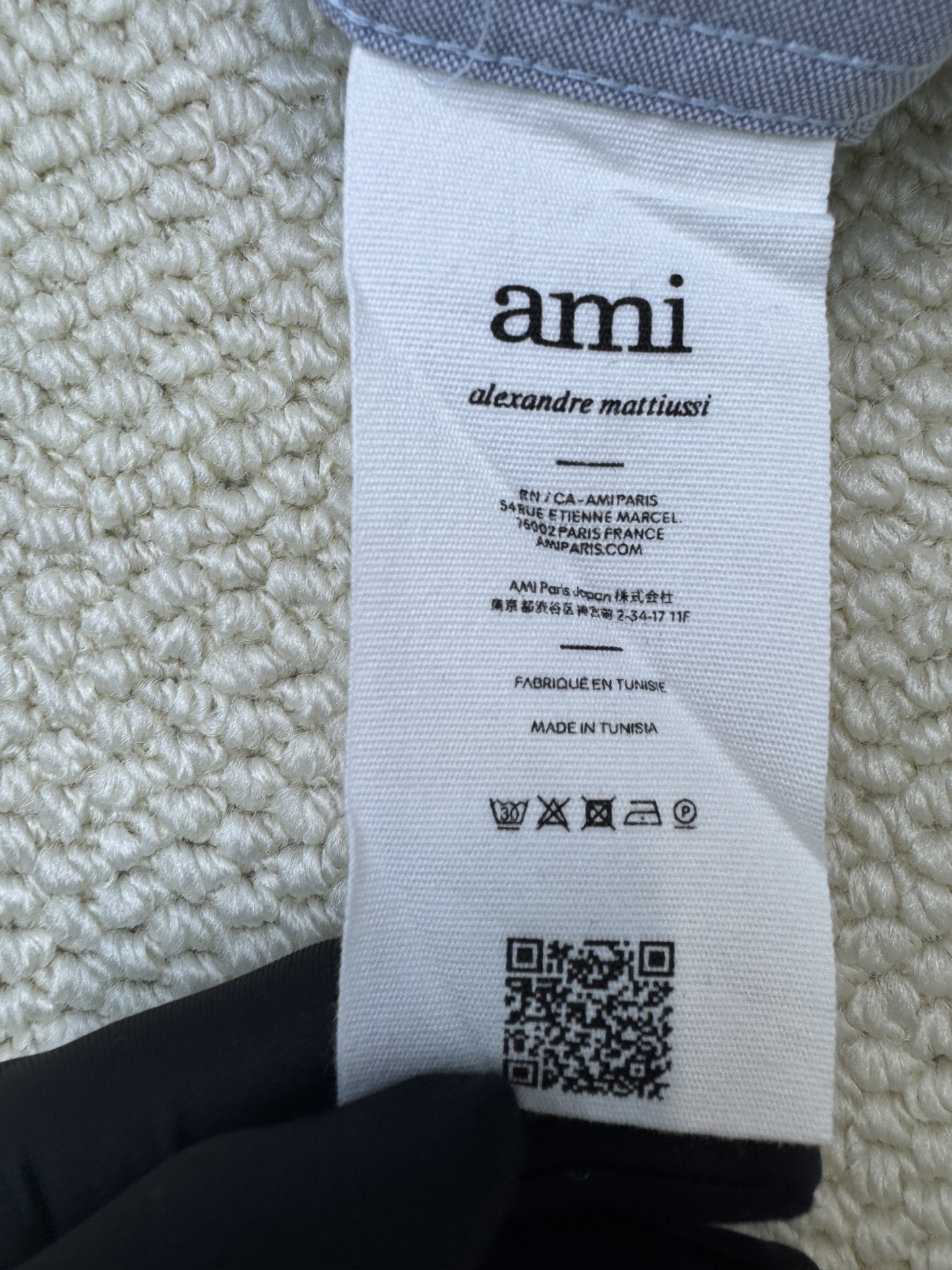 P140 AMI 爱心绣花箱型衬衫
工艺说明：定制奢感牛津布 质感卓越 舒适贴肤 灰蓝雅韵 采用进口机刺绣工艺 使用先进的计算机控制系统和精密的机械部件 实现Ami 爱心刺绣作业  精度高 线条流畅而细腻
尺码：S-M-L-XL
能与多类型服饰搭配营造时尚造型，定制辅料，三标齐全，男女同款！