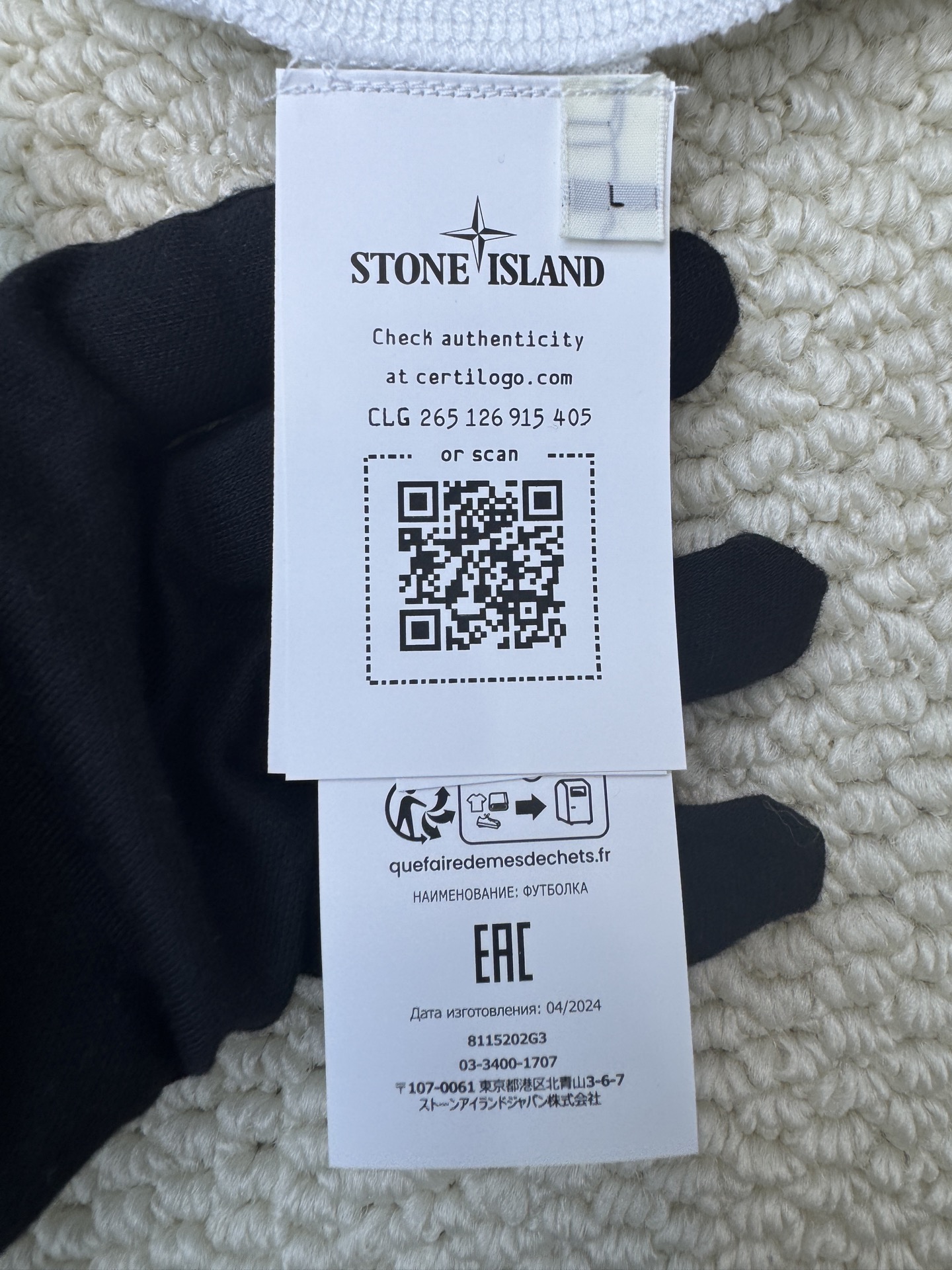 P140 Stonelsland石头岛小星星polo衫
工艺说明采用进口机贴布绣工艺 使用先进的计算机控制系统和精密的机械部件 实现Comass 徽章刺绣作业  呈现出清晰度和立体感兼具的刺绣效果
尺码：S-M-L-XL  
能与多类型服饰搭配营造时尚造型，定制辅料，三标齐全，男女同款！