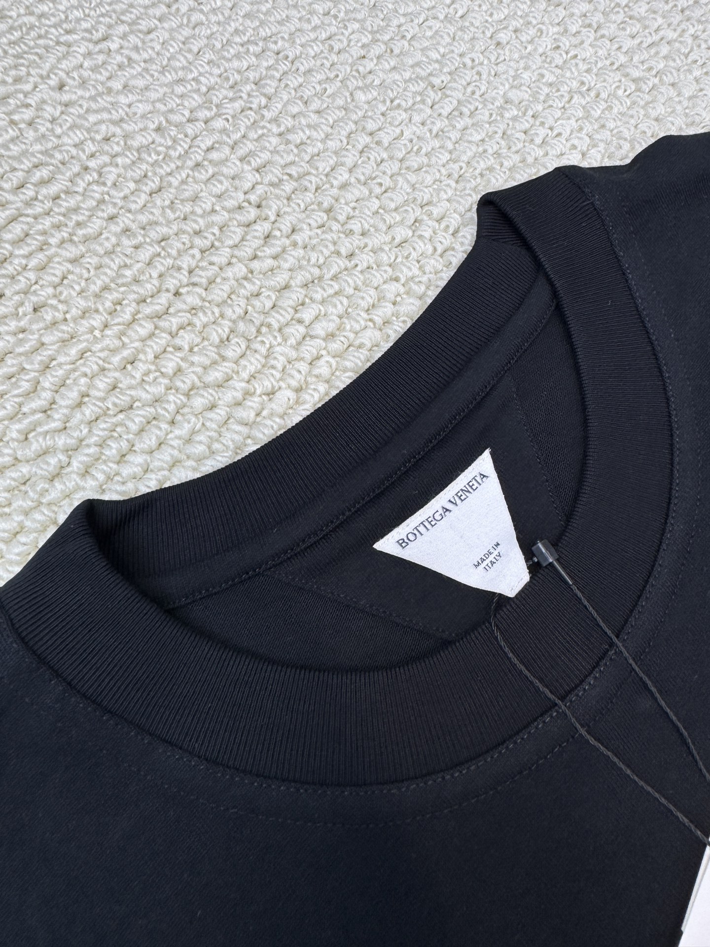 P120Bottega Veneta 信封口袋短袖T恤
工艺说明：100%棉，双纱定制面料，高密织造，来自日本一线面料公司，进口的高克重强捻棉面料，以强捻工艺特殊纺纱，并以提花组织编织而成，不同于洗水后整做出来的表面复古，织物由内到位自带复古感，触肤干爽
尺码：S-M-L-XL
能与多类型服饰搭配营造时尚造型，定制辅料，三标齐全，男女同款