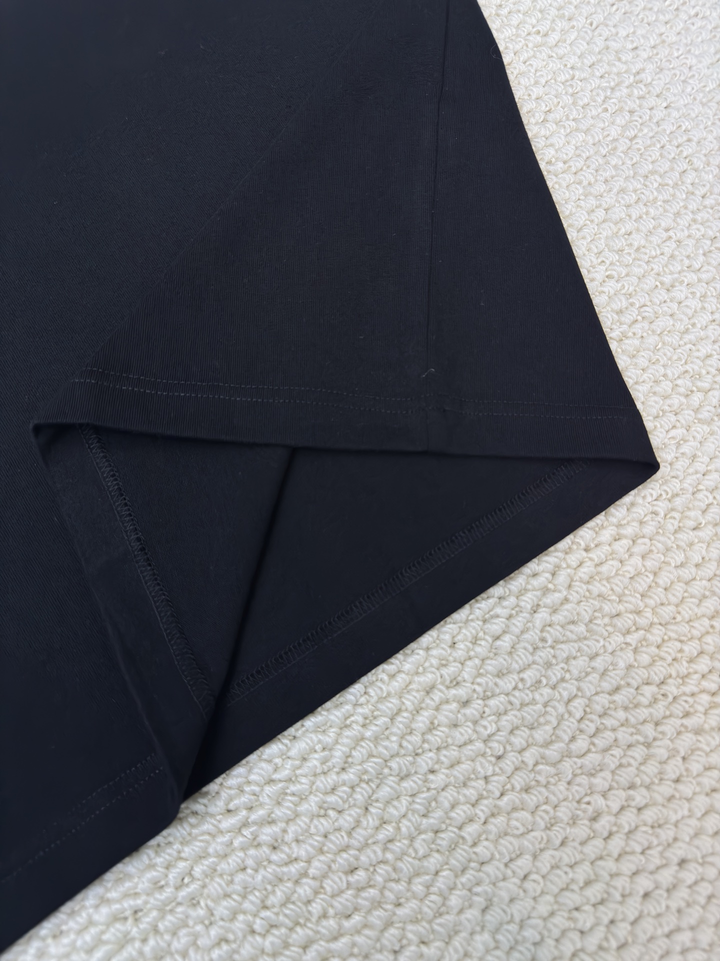 P120Bottega Veneta 信封口袋短袖T恤
工艺说明：100%棉，双纱定制面料，高密织造，来自日本一线面料公司，进口的高克重强捻棉面料，以强捻工艺特殊纺纱，并以提花组织编织而成，不同于洗水后整做出来的表面复古，织物由内到位自带复古感，触肤干爽
尺码：S-M-L-XL
能与多类型服饰搭配营造时尚造型，定制辅料，三标齐全，男女同款