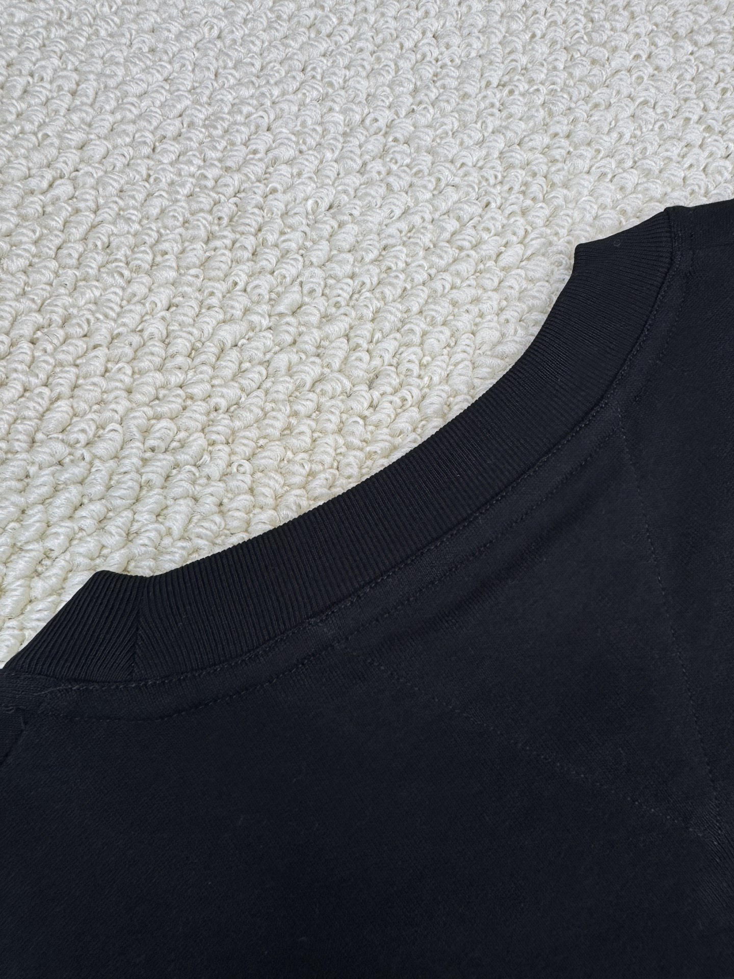 P120Bottega Veneta 信封口袋短袖T恤
工艺说明：100%棉，双纱定制面料，高密织造，来自日本一线面料公司，进口的高克重强捻棉面料，以强捻工艺特殊纺纱，并以提花组织编织而成，不同于洗水后整做出来的表面复古，织物由内到位自带复古感，触肤干爽
尺码：S-M-L-XL
能与多类型服饰搭配营造时尚造型，定制辅料，三标齐全，男女同款