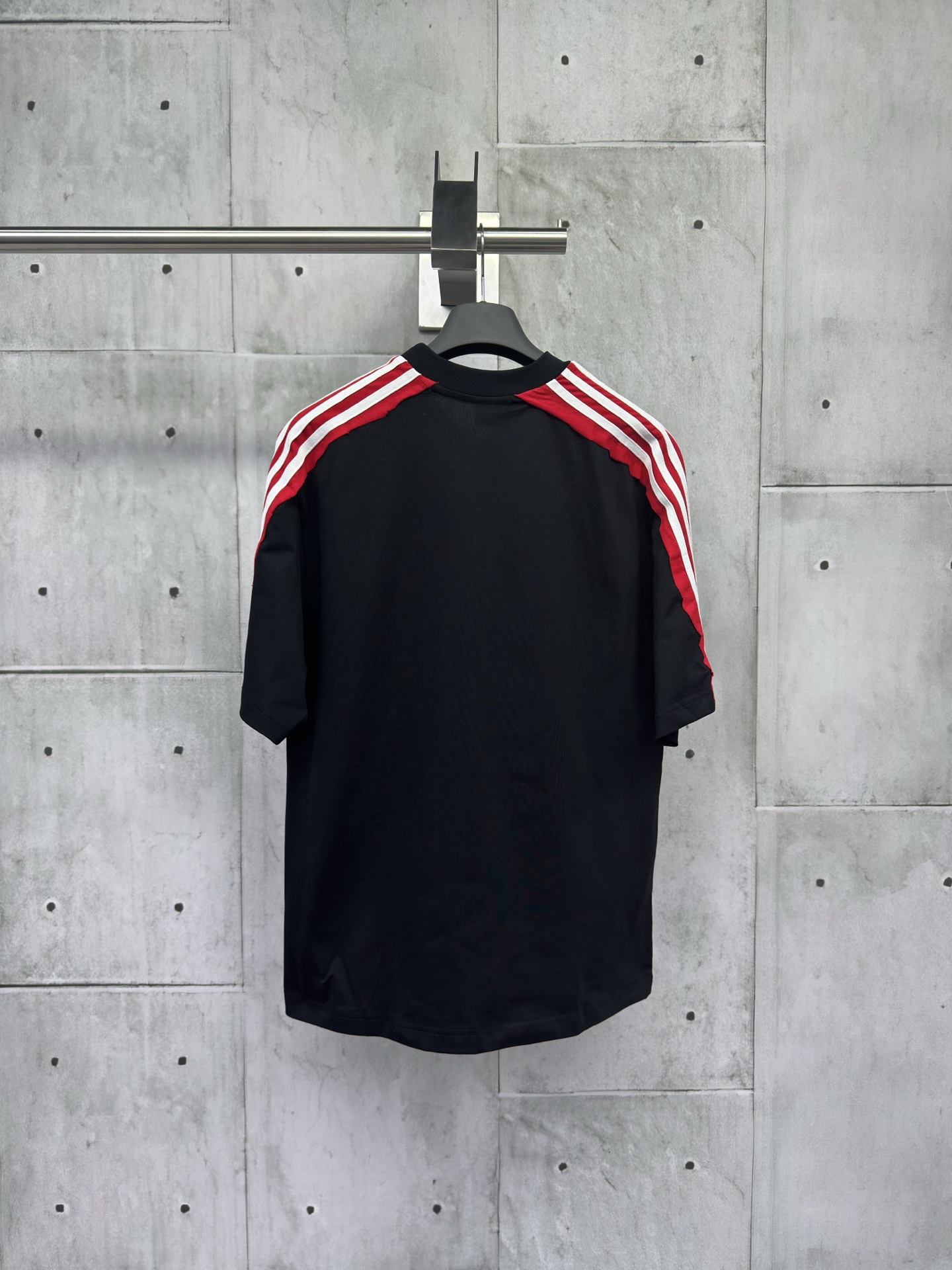 P130
BALENCIAGA巴黎世家织带刺绣圆领短袖
采用24S双纱复古平纹针织面料，质地柔软、透气且有一定弹性，肩头拼接间条，搭配同撞色平纹针织面料，制作出立体间条拼接设计，短袖躯干部分采用双层复合面料支撑，正面饰以艺术品绣花，绣花整体采用榻榻米绣花，正反两面制作而成，对版对色定做绣线材质，高领oversize宽松版型！
尺码：1-2-3-4
颜色：黑色