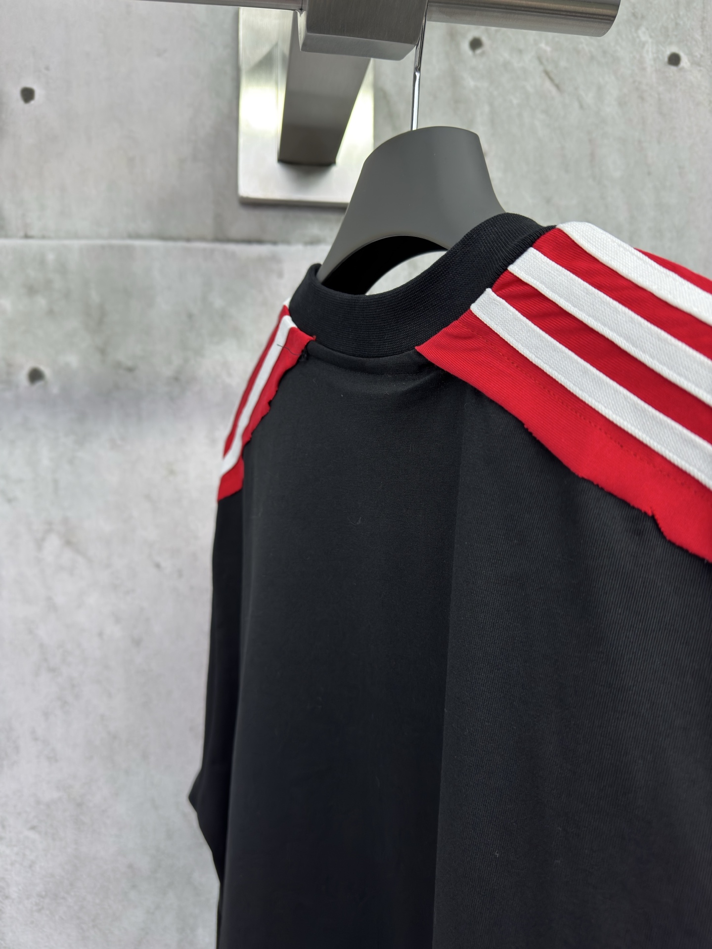 P130
BALENCIAGA巴黎世家织带刺绣圆领短袖
采用24S双纱复古平纹针织面料，质地柔软、透气且有一定弹性，肩头拼接间条，搭配同撞色平纹针织面料，制作出立体间条拼接设计，短袖躯干部分采用双层复合面料支撑，正面饰以艺术品绣花，绣花整体采用榻榻米绣花，正反两面制作而成，对版对色定做绣线材质，高领oversize宽松版型！
尺码：1-2-3-4
颜色：黑色