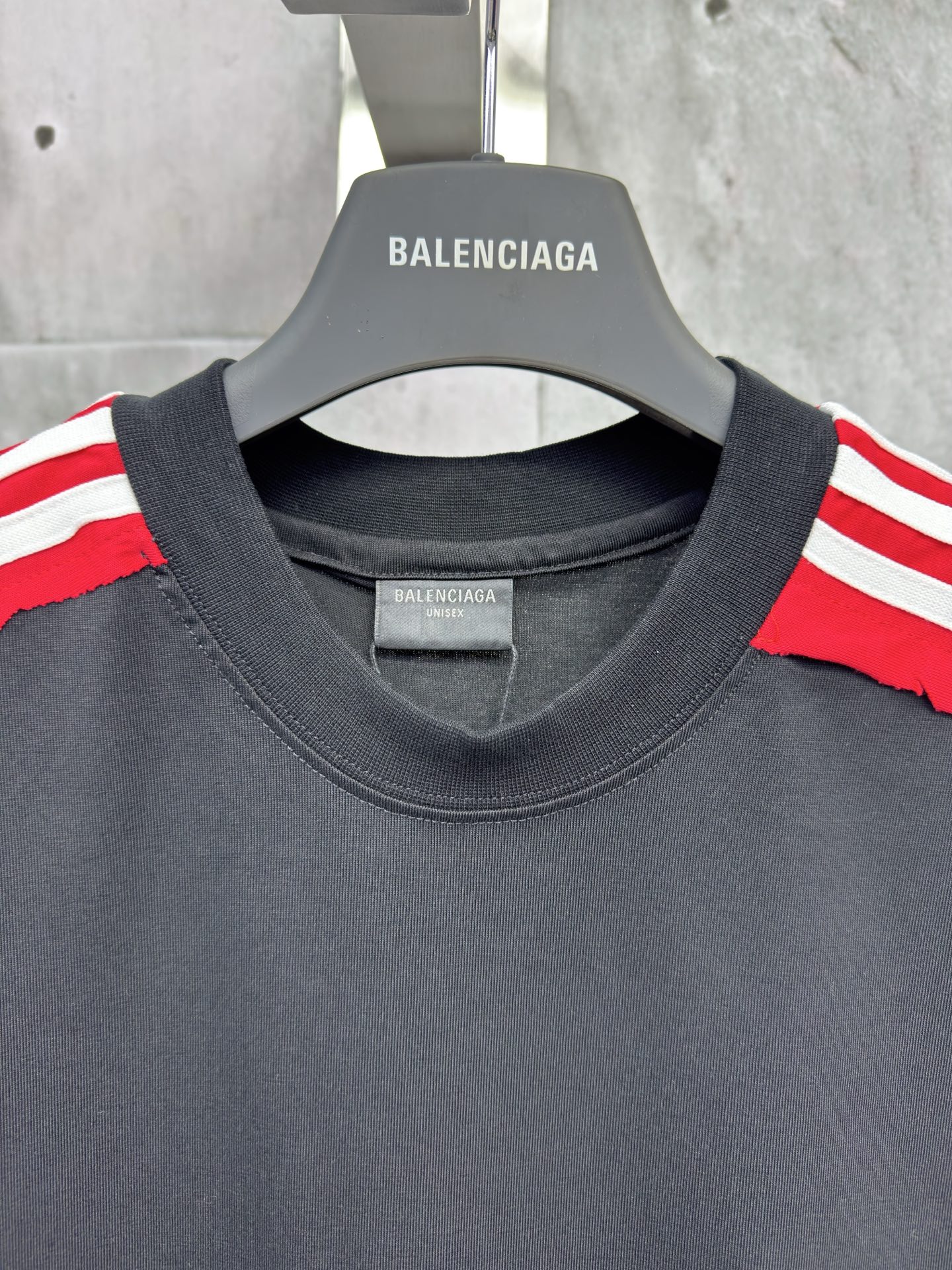 P130
BALENCIAGA巴黎世家织带刺绣圆领短袖
采用24S双纱复古平纹针织面料，质地柔软、透气且有一定弹性，肩头拼接间条，搭配同撞色平纹针织面料，制作出立体间条拼接设计，短袖躯干部分采用双层复合面料支撑，正面饰以艺术品绣花，绣花整体采用榻榻米绣花，正反两面制作而成，对版对色定做绣线材质，高领oversize宽松版型！
尺码：1-2-3-4
颜色：黑色