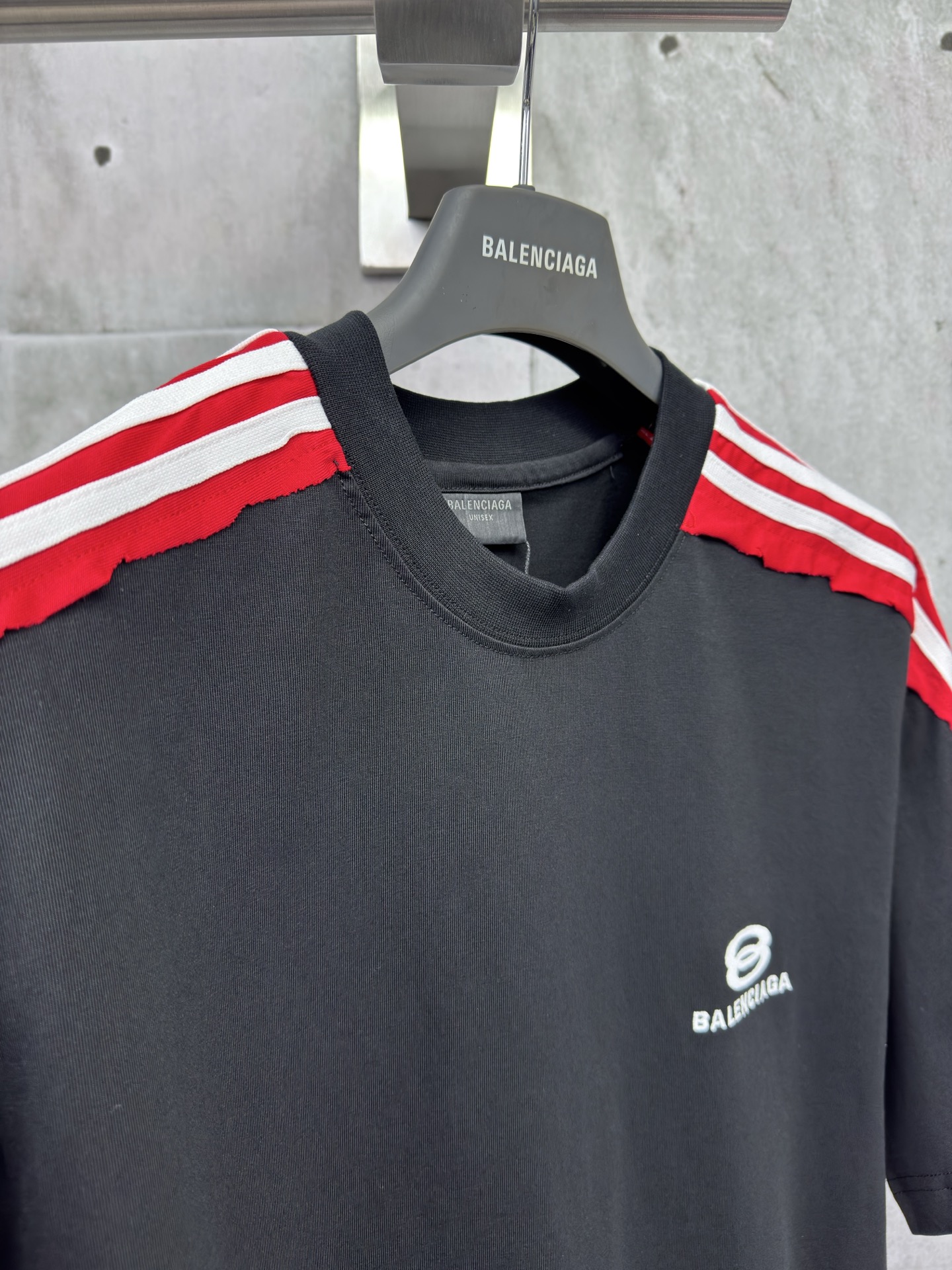 P130
BALENCIAGA巴黎世家织带刺绣圆领短袖
采用24S双纱复古平纹针织面料，质地柔软、透气且有一定弹性，肩头拼接间条，搭配同撞色平纹针织面料，制作出立体间条拼接设计，短袖躯干部分采用双层复合面料支撑，正面饰以艺术品绣花，绣花整体采用榻榻米绣花，正反两面制作而成，对版对色定做绣线材质，高领oversize宽松版型！
尺码：1-2-3-4
颜色：黑色