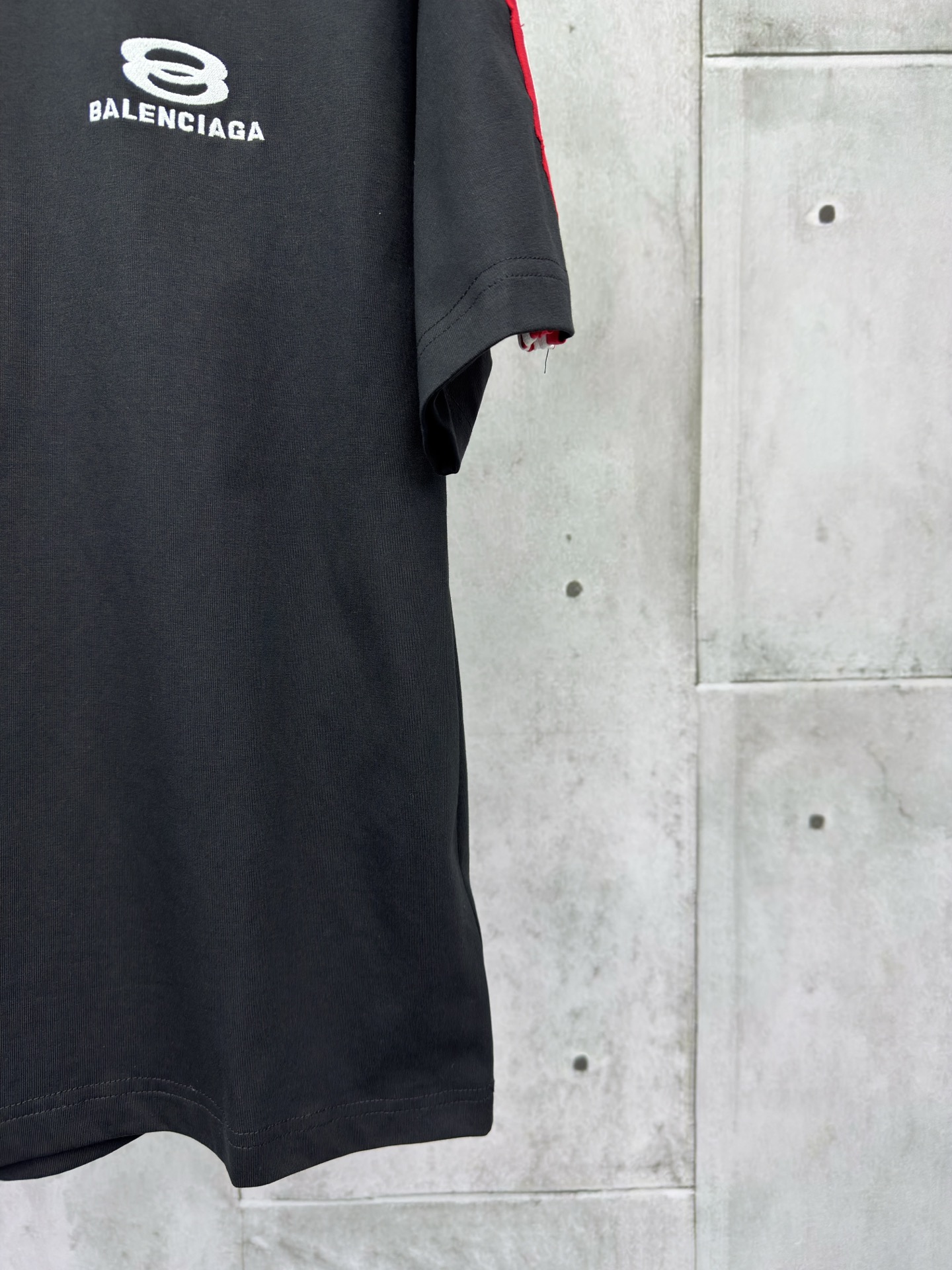 P130
BALENCIAGA巴黎世家织带刺绣圆领短袖
采用24S双纱复古平纹针织面料，质地柔软、透气且有一定弹性，肩头拼接间条，搭配同撞色平纹针织面料，制作出立体间条拼接设计，短袖躯干部分采用双层复合面料支撑，正面饰以艺术品绣花，绣花整体采用榻榻米绣花，正反两面制作而成，对版对色定做绣线材质，高领oversize宽松版型！
尺码：1-2-3-4
颜色：黑色