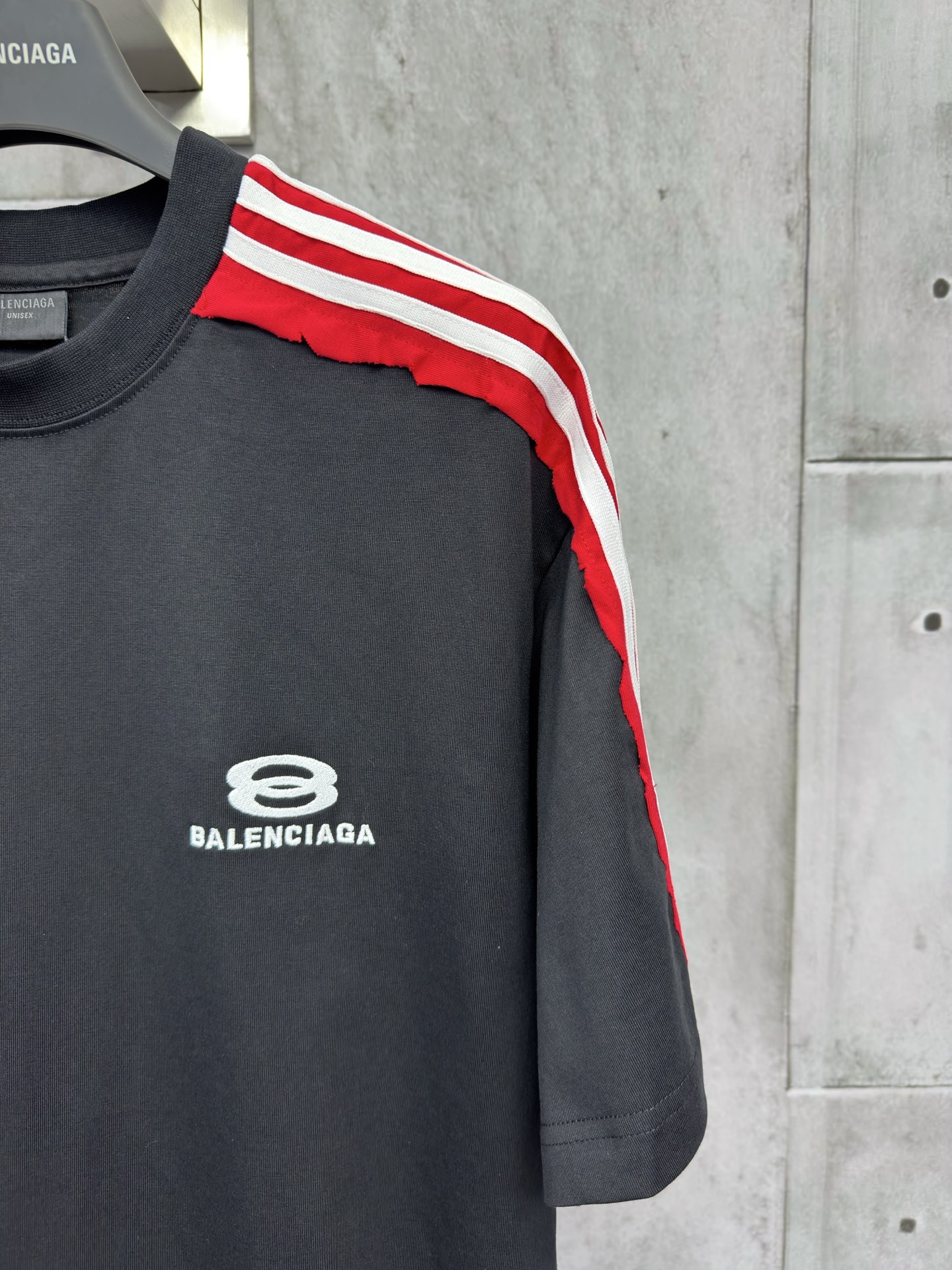 P130
BALENCIAGA巴黎世家织带刺绣圆领短袖
采用24S双纱复古平纹针织面料，质地柔软、透气且有一定弹性，肩头拼接间条，搭配同撞色平纹针织面料，制作出立体间条拼接设计，短袖躯干部分采用双层复合面料支撑，正面饰以艺术品绣花，绣花整体采用榻榻米绣花，正反两面制作而成，对版对色定做绣线材质，高领oversize宽松版型！
尺码：1-2-3-4
颜色：黑色