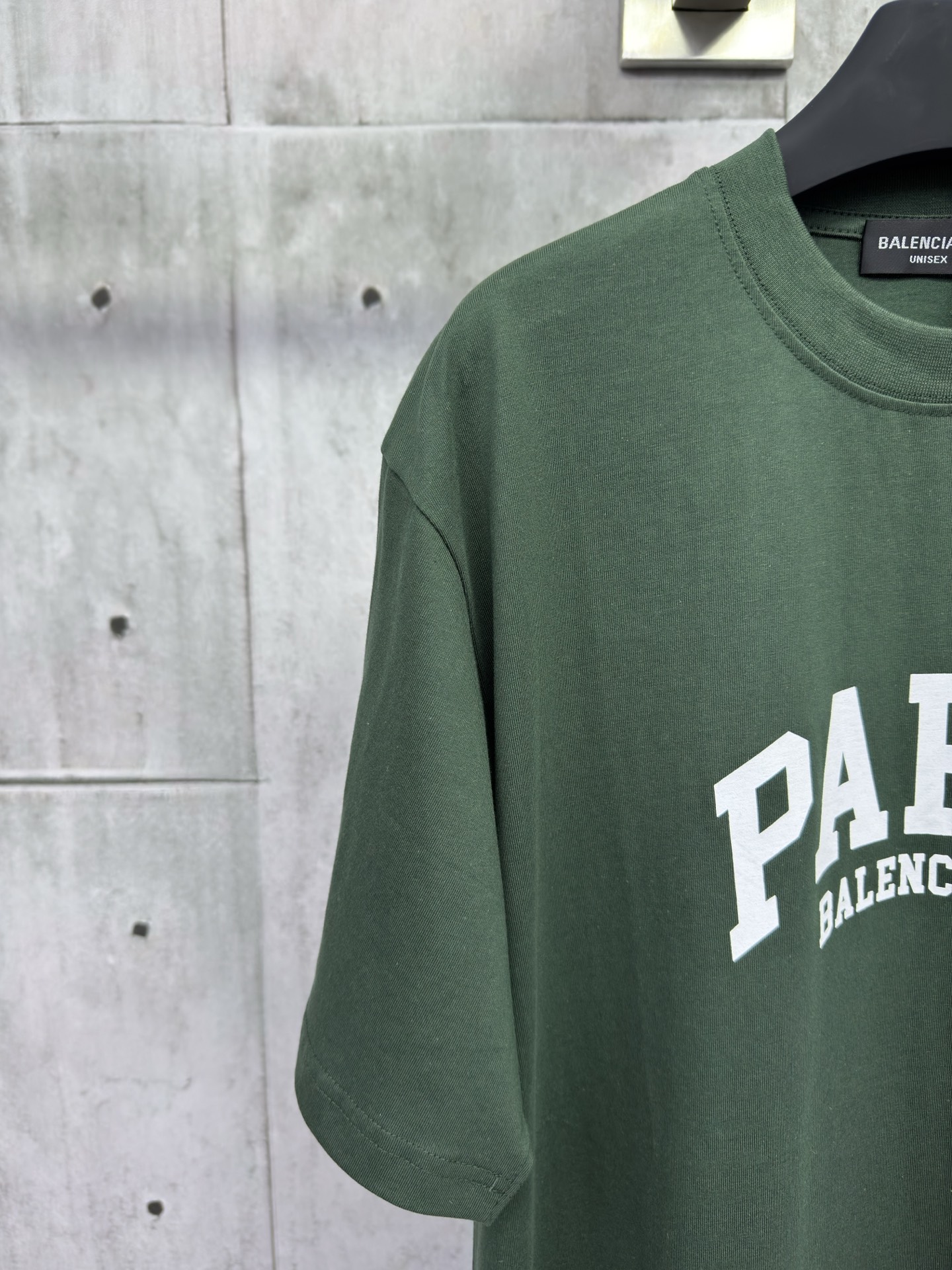 P115
Balenciaga 字母印花短袖
工艺说明：面料采用双纱32支240克 采用进口椭圆机印花 每一个印花对位整齐 无毛边 前后幅台板手工印花 精密网纱制作网板 进口环保浆料刮浆 字母清晰还原，整体走线平直细腻，面料舒适柔软，颜色一致无色差 能与同款搭配营造时尚造型，驾驭各种场合，定制辅料，三标齐全，男女同款！
尺码：XS-S-M-L
颜色：绿色