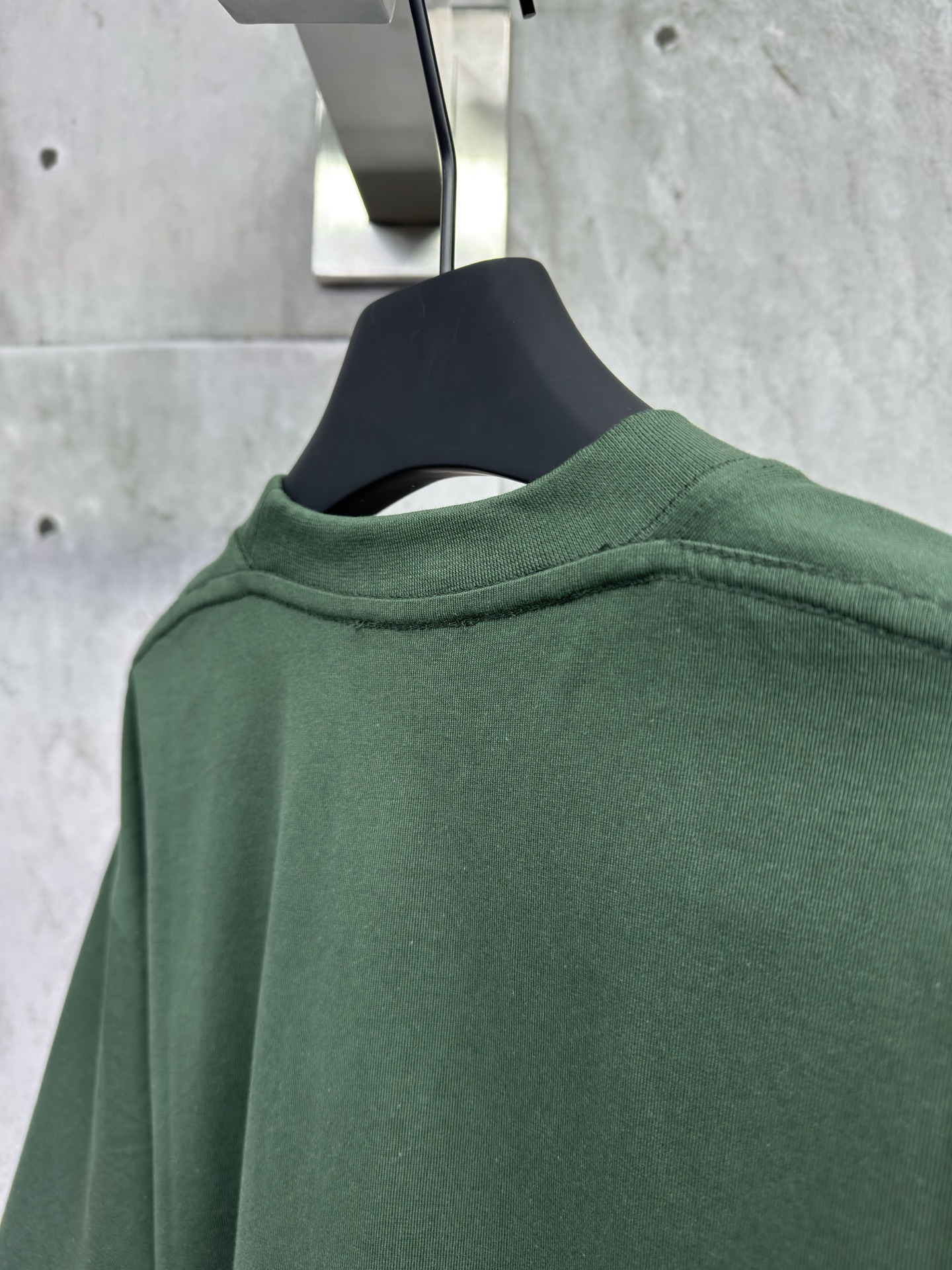 P115
Balenciaga 字母印花短袖
工艺说明：面料采用双纱32支240克 采用进口椭圆机印花 每一个印花对位整齐 无毛边 前后幅台板手工印花 精密网纱制作网板 进口环保浆料刮浆 字母清晰还原，整体走线平直细腻，面料舒适柔软，颜色一致无色差 能与同款搭配营造时尚造型，驾驭各种场合，定制辅料，三标齐全，男女同款！
尺码：XS-S-M-L
颜色：绿色