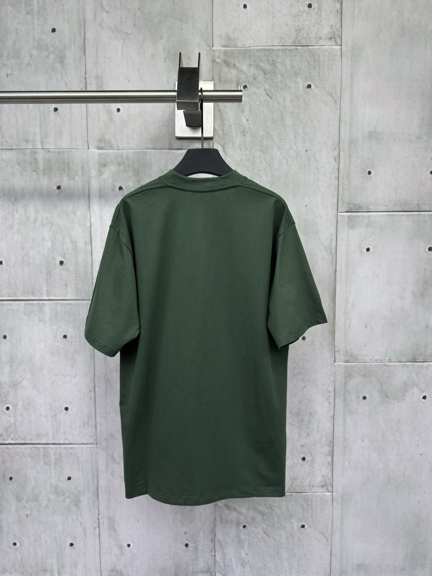 P115
Balenciaga 字母印花短袖
工艺说明：面料采用双纱32支240克 采用进口椭圆机印花 每一个印花对位整齐 无毛边 前后幅台板手工印花 精密网纱制作网板 进口环保浆料刮浆 字母清晰还原，整体走线平直细腻，面料舒适柔软，颜色一致无色差 能与同款搭配营造时尚造型，驾驭各种场合，定制辅料，三标齐全，男女同款！
尺码：XS-S-M-L
颜色：绿色