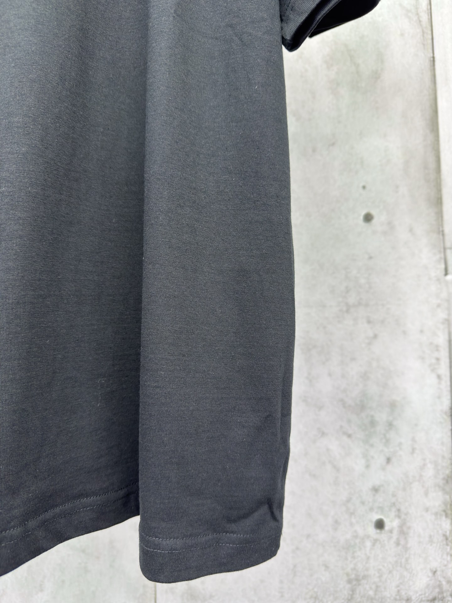 P115
Balenciaga 字母印花短袖
工艺说明：面料采用双纱32支240克 采用进口椭圆机印花 每一个印花对位整齐 无毛边 前后幅台板手工印花 精密网纱制作网板 进口环保浆料刮浆 字母清晰还原，整体走线平直细腻，面料舒适柔软，颜色一致无色差 能与同款搭配营造时尚造型，驾驭各种场合，定制辅料，三标齐全，男女同款！
尺码：XS-S-M-L
颜色：黑色
