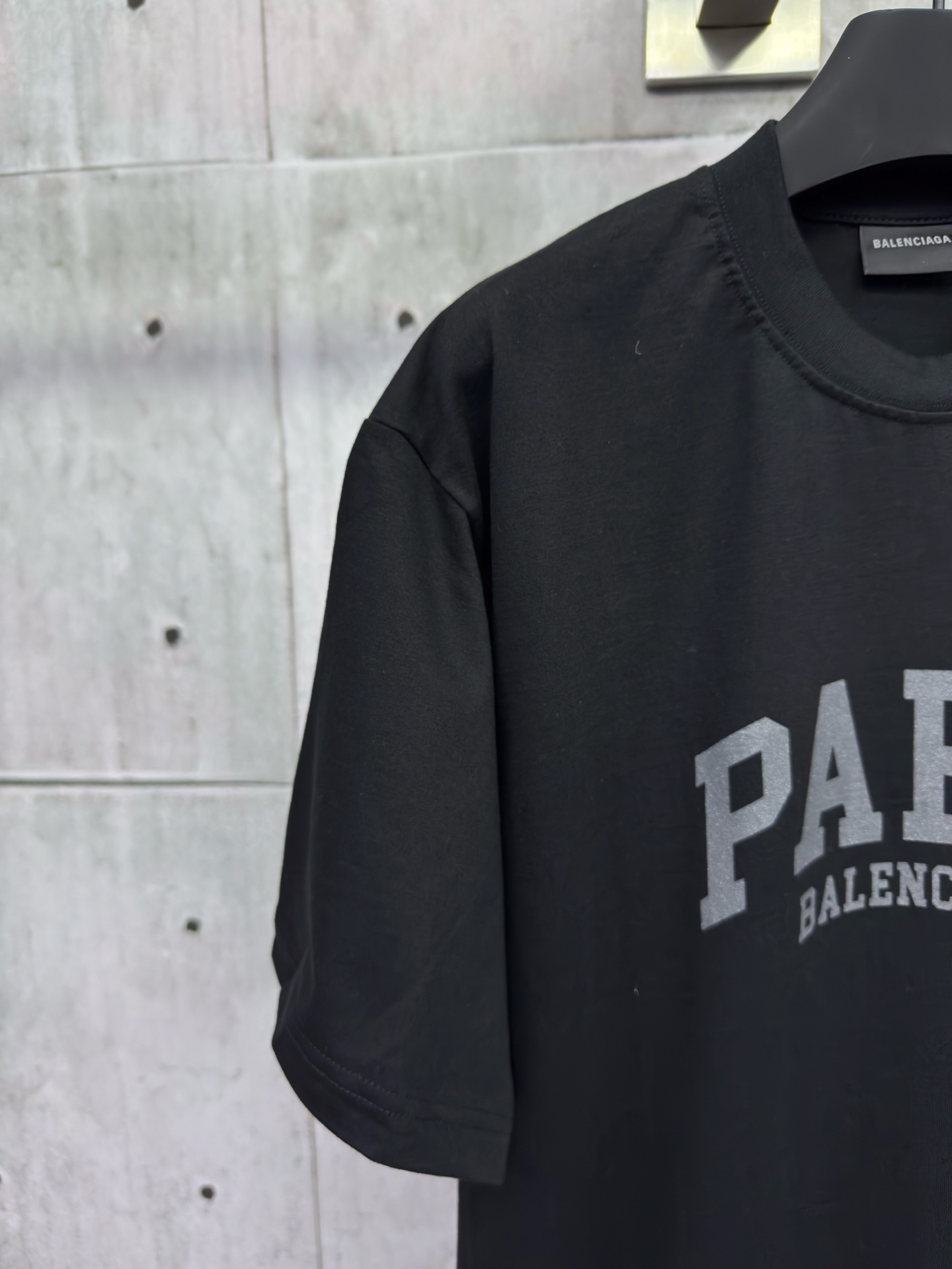 P115
Balenciaga 字母印花短袖
工艺说明：面料采用双纱32支240克 采用进口椭圆机印花 每一个印花对位整齐 无毛边 前后幅台板手工印花 精密网纱制作网板 进口环保浆料刮浆 字母清晰还原，整体走线平直细腻，面料舒适柔软，颜色一致无色差 能与同款搭配营造时尚造型，驾驭各种场合，定制辅料，三标齐全，男女同款！
尺码：XS-S-M-L
颜色：黑色