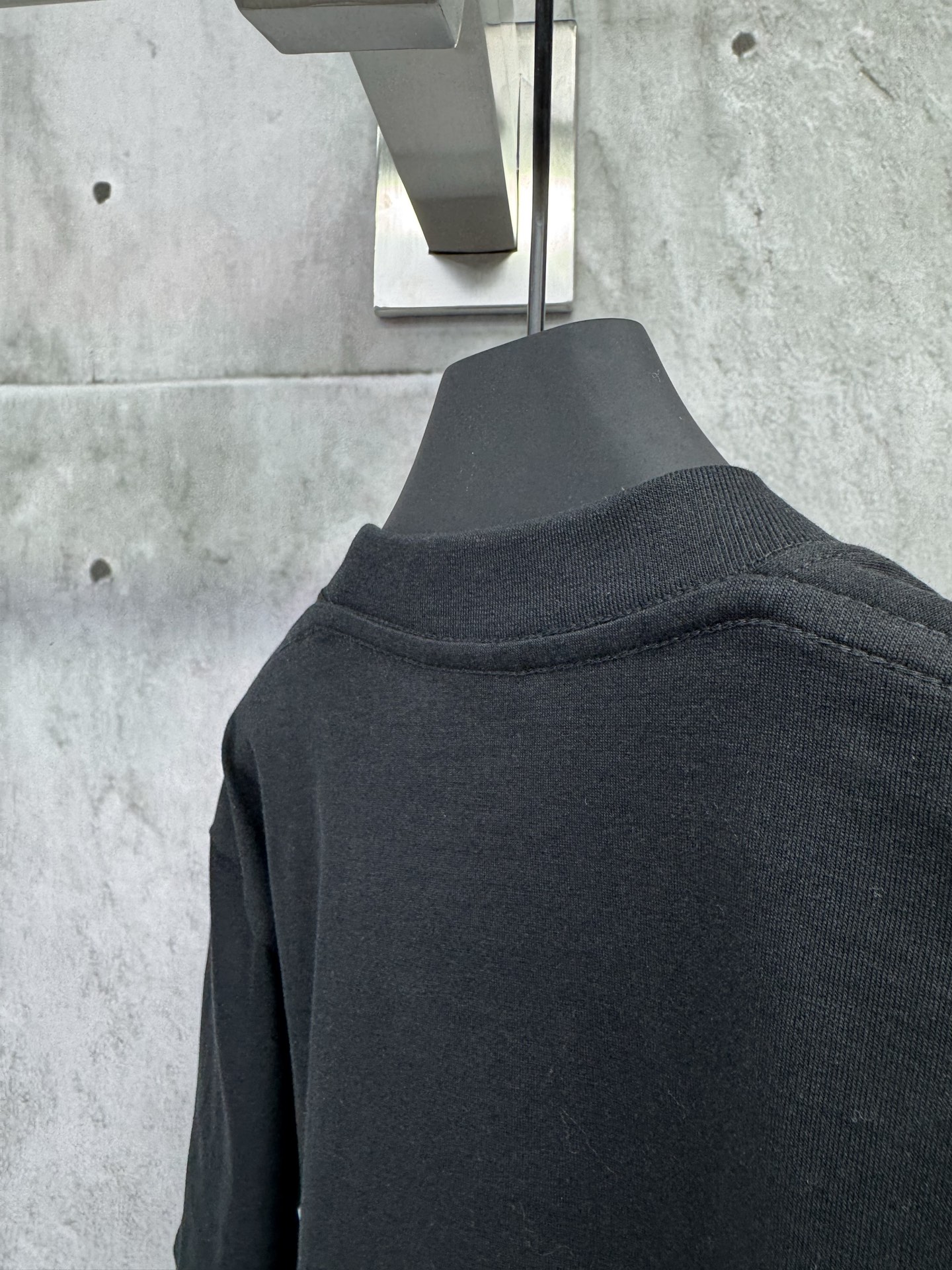 P115
Balenciaga 字母印花短袖
工艺说明：面料采用双纱32支240克 采用进口椭圆机印花 每一个印花对位整齐 无毛边 前后幅台板手工印花 精密网纱制作网板 进口环保浆料刮浆 字母清晰还原，整体走线平直细腻，面料舒适柔软，颜色一致无色差 能与同款搭配营造时尚造型，驾驭各种场合，定制辅料，三标齐全，男女同款！
尺码：XS-S-M-L
颜色：黑色