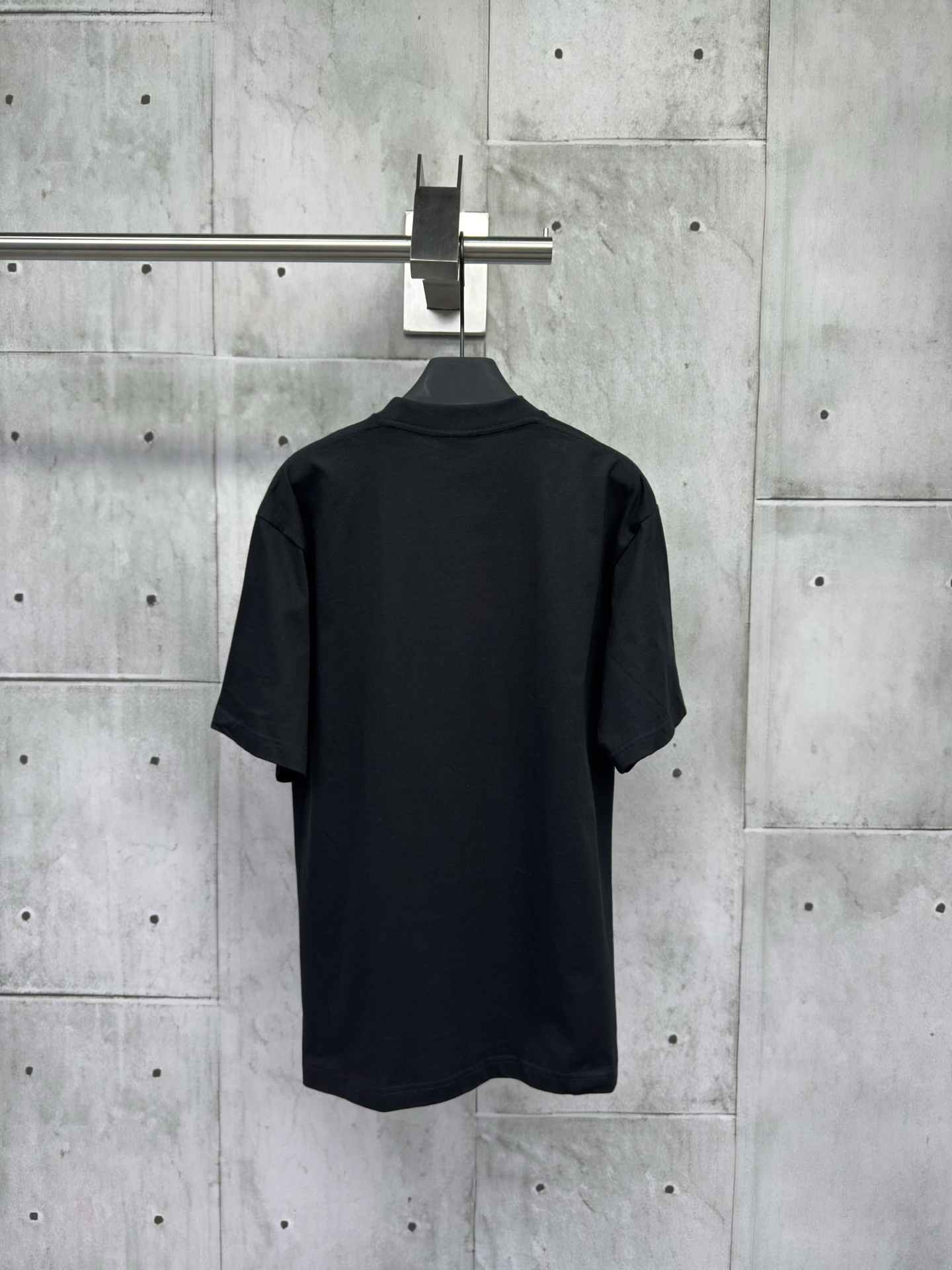 P115
Balenciaga 字母印花短袖
工艺说明：面料采用双纱32支240克 采用进口椭圆机印花 每一个印花对位整齐 无毛边 前后幅台板手工印花 精密网纱制作网板 进口环保浆料刮浆 字母清晰还原，整体走线平直细腻，面料舒适柔软，颜色一致无色差 能与同款搭配营造时尚造型，驾驭各种场合，定制辅料，三标齐全，男女同款！
尺码：XS-S-M-L
颜色：黑色