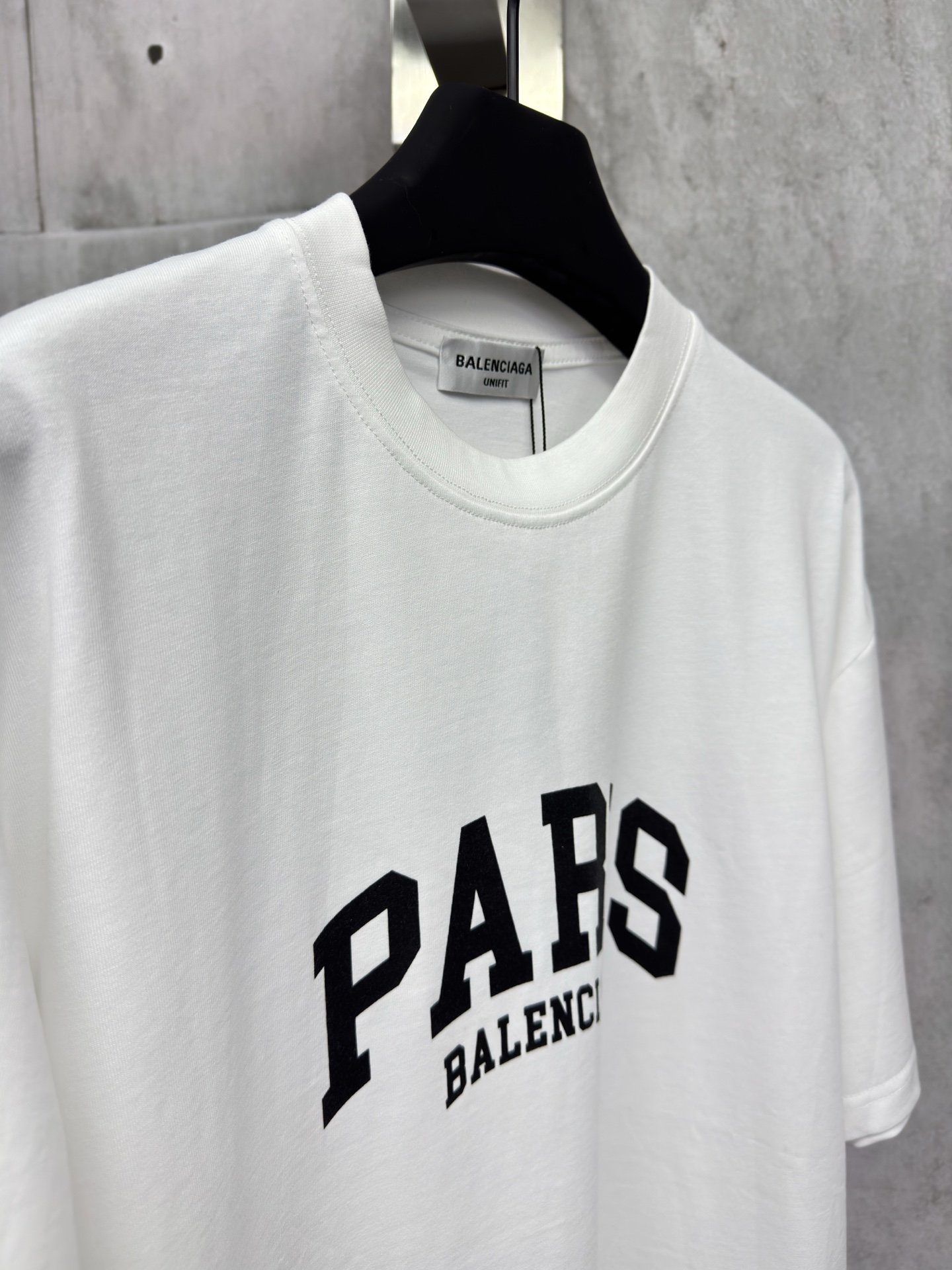P115
Balenciaga 字母印花短袖
工艺说明：面料采用双纱32支240克 采用进口椭圆机印花 每一个印花对位整齐 无毛边 前后幅台板手工印花 精密网纱制作网板 进口环保浆料刮浆 字母清晰还原，整体走线平直细腻，面料舒适柔软，颜色一致无色差 能与同款搭配营造时尚造型，驾驭各种场合，定制辅料，三标齐全，男女同款！
尺码：XS-S-M-L
颜色：白色