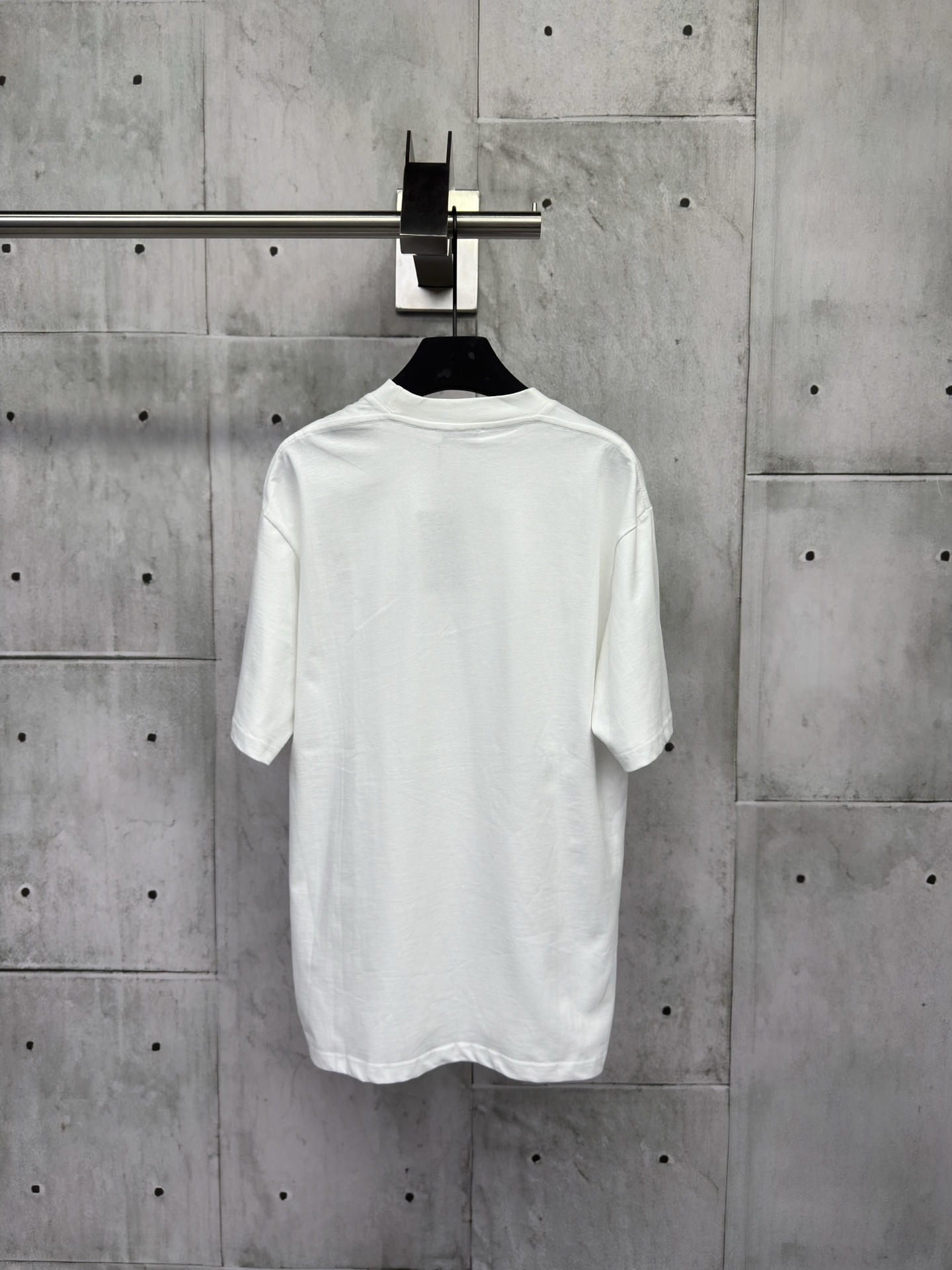 P115
Balenciaga 字母印花短袖
工艺说明：面料采用双纱32支240克 采用进口椭圆机印花 每一个印花对位整齐 无毛边 前后幅台板手工印花 精密网纱制作网板 进口环保浆料刮浆 字母清晰还原，整体走线平直细腻，面料舒适柔软，颜色一致无色差 能与同款搭配营造时尚造型，驾驭各种场合，定制辅料，三标齐全，男女同款！
尺码：XS-S-M-L
颜色：白色