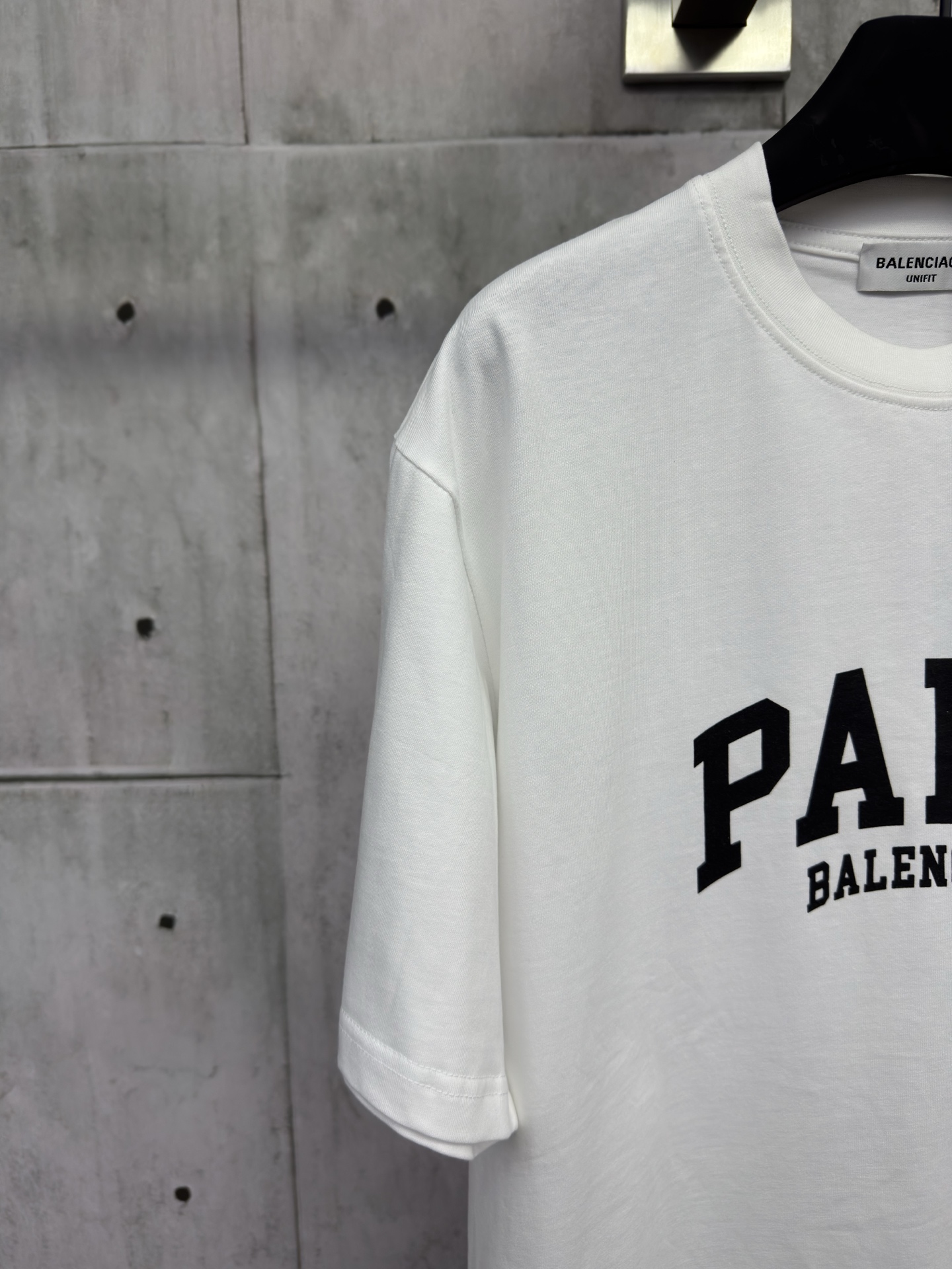P115
Balenciaga 字母印花短袖
工艺说明：面料采用双纱32支240克 采用进口椭圆机印花 每一个印花对位整齐 无毛边 前后幅台板手工印花 精密网纱制作网板 进口环保浆料刮浆 字母清晰还原，整体走线平直细腻，面料舒适柔软，颜色一致无色差 能与同款搭配营造时尚造型，驾驭各种场合，定制辅料，三标齐全，男女同款！
尺码：XS-S-M-L
颜色：白色