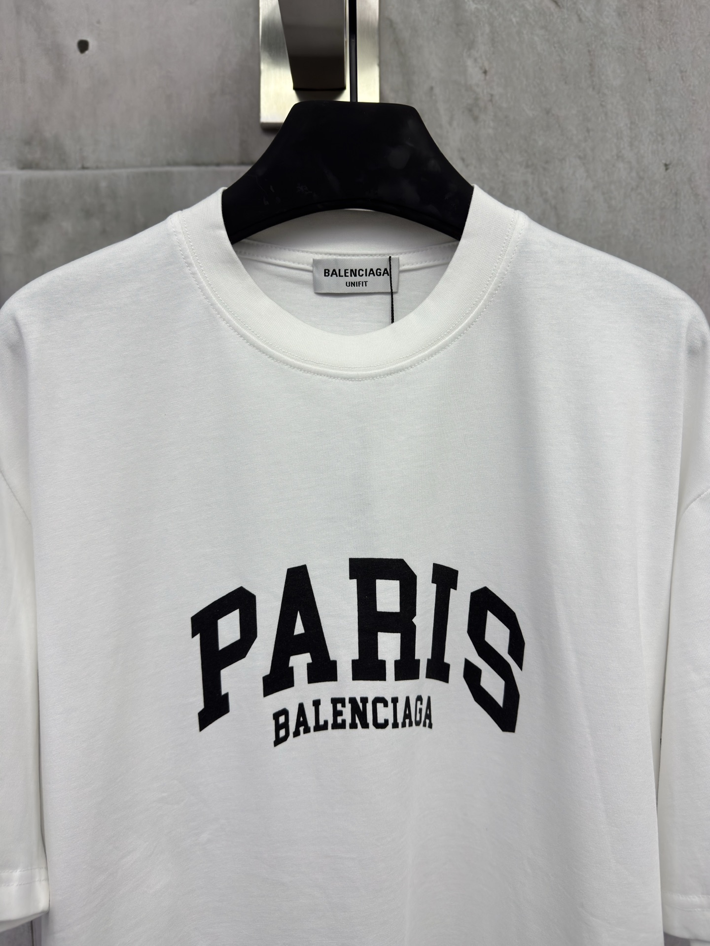 P115
Balenciaga 字母印花短袖
工艺说明：面料采用双纱32支240克 采用进口椭圆机印花 每一个印花对位整齐 无毛边 前后幅台板手工印花 精密网纱制作网板 进口环保浆料刮浆 字母清晰还原，整体走线平直细腻，面料舒适柔软，颜色一致无色差 能与同款搭配营造时尚造型，驾驭各种场合，定制辅料，三标齐全，男女同款！
尺码：XS-S-M-L
颜色：白色