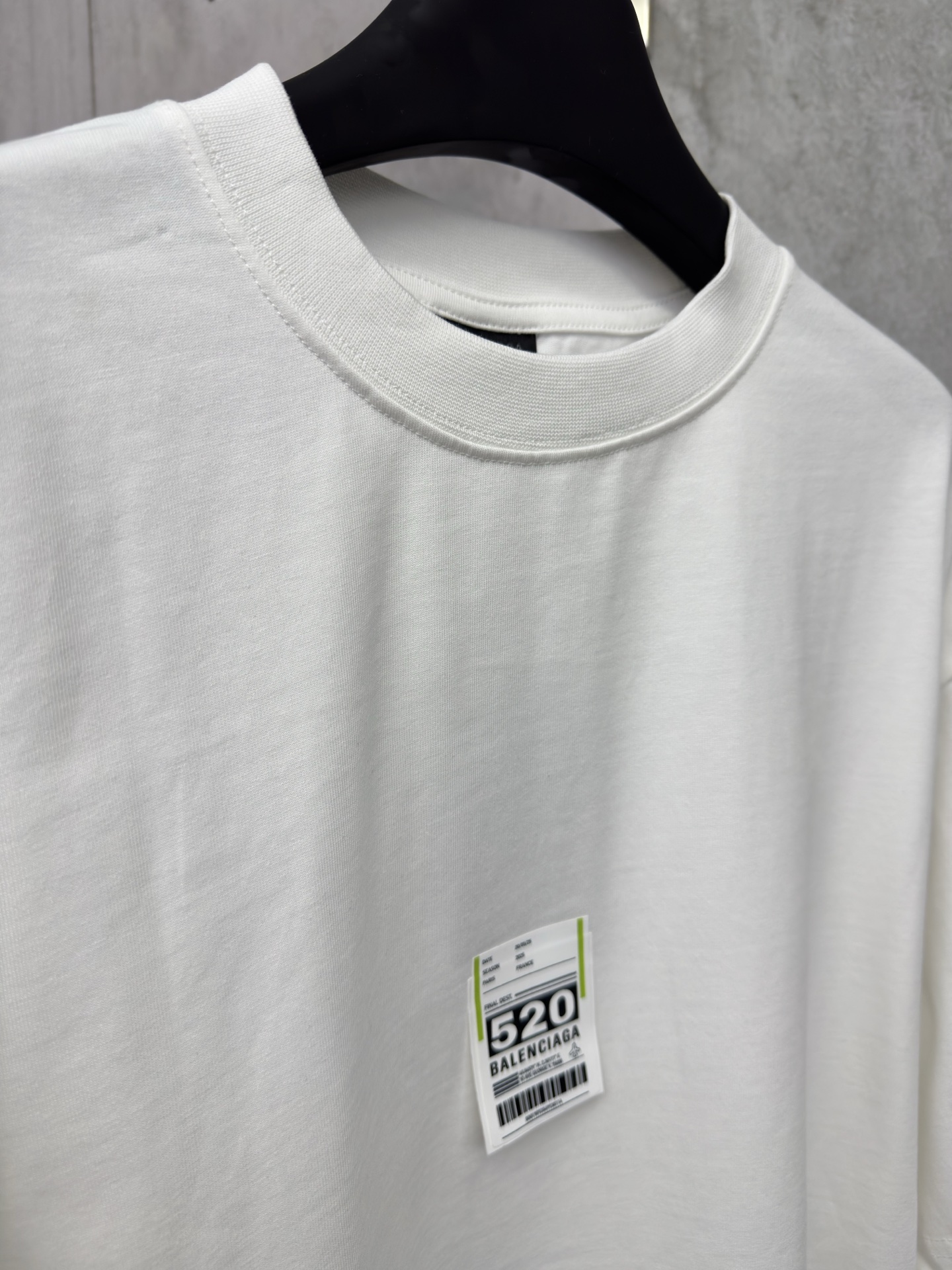 P130
Balenciaga 520标签贴纸短袖
工艺说明：百分百纯棉双股面料300g成衣洗水前幅成衣后洗水工艺，以行李吊牌为灵感打造的 520 特别图案标签，整体走线平直细腻，面料舒适柔软，颜色一致无色差 能与同款搭配营造时尚造型，驾驭各种场合，定制辅料，三标齐全，男女同款！
尺码：1-2-3-4
颜色：白色