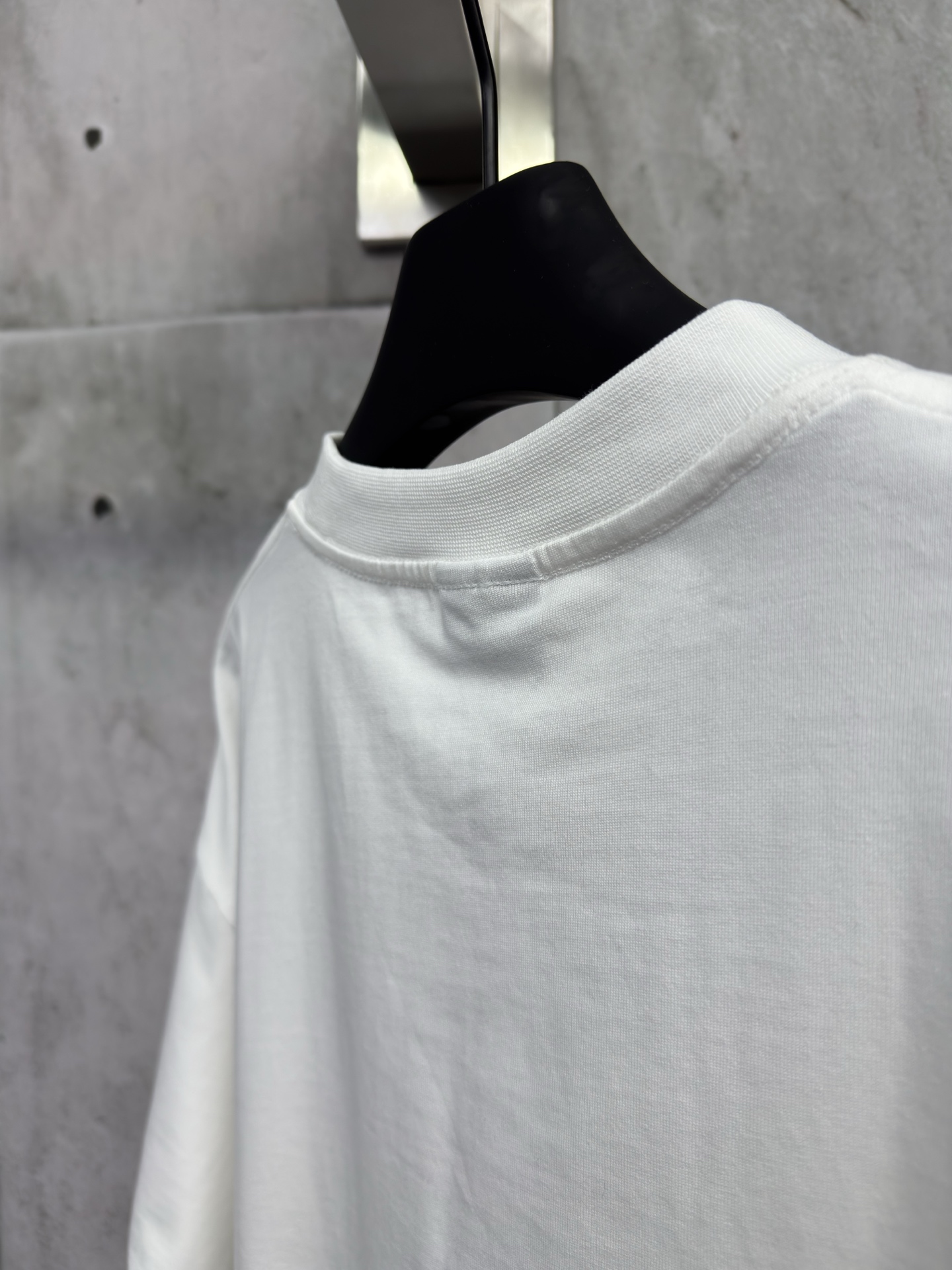 P130
Balenciaga 520标签贴纸短袖
工艺说明：百分百纯棉双股面料300g成衣洗水前幅成衣后洗水工艺，以行李吊牌为灵感打造的 520 特别图案标签，整体走线平直细腻，面料舒适柔软，颜色一致无色差 能与同款搭配营造时尚造型，驾驭各种场合，定制辅料，三标齐全，男女同款！
尺码：1-2-3-4
颜色：白色