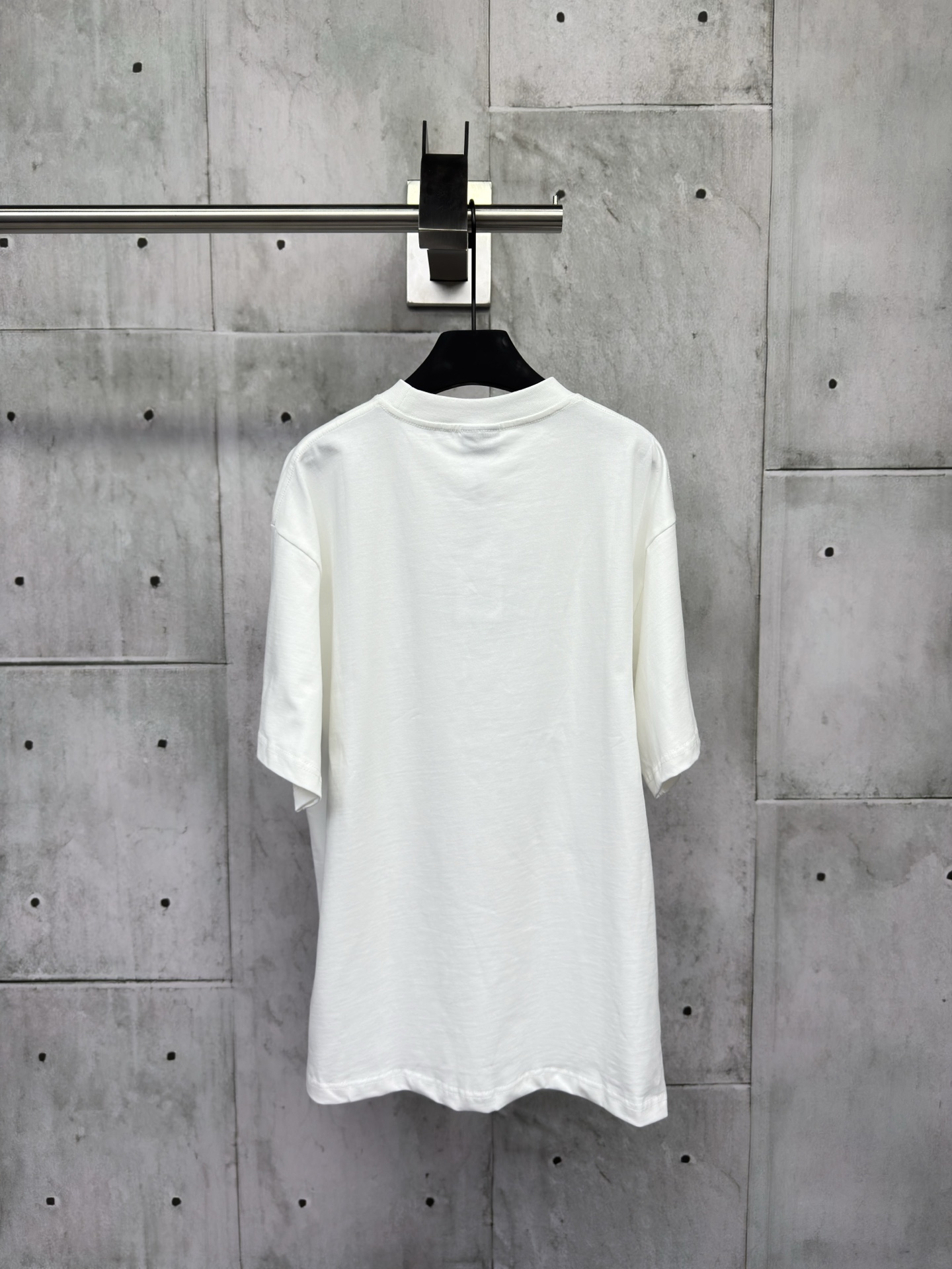 P130
Balenciaga 520标签贴纸短袖
工艺说明：百分百纯棉双股面料300g成衣洗水前幅成衣后洗水工艺，以行李吊牌为灵感打造的 520 特别图案标签，整体走线平直细腻，面料舒适柔软，颜色一致无色差 能与同款搭配营造时尚造型，驾驭各种场合，定制辅料，三标齐全，男女同款！
尺码：1-2-3-4
颜色：白色