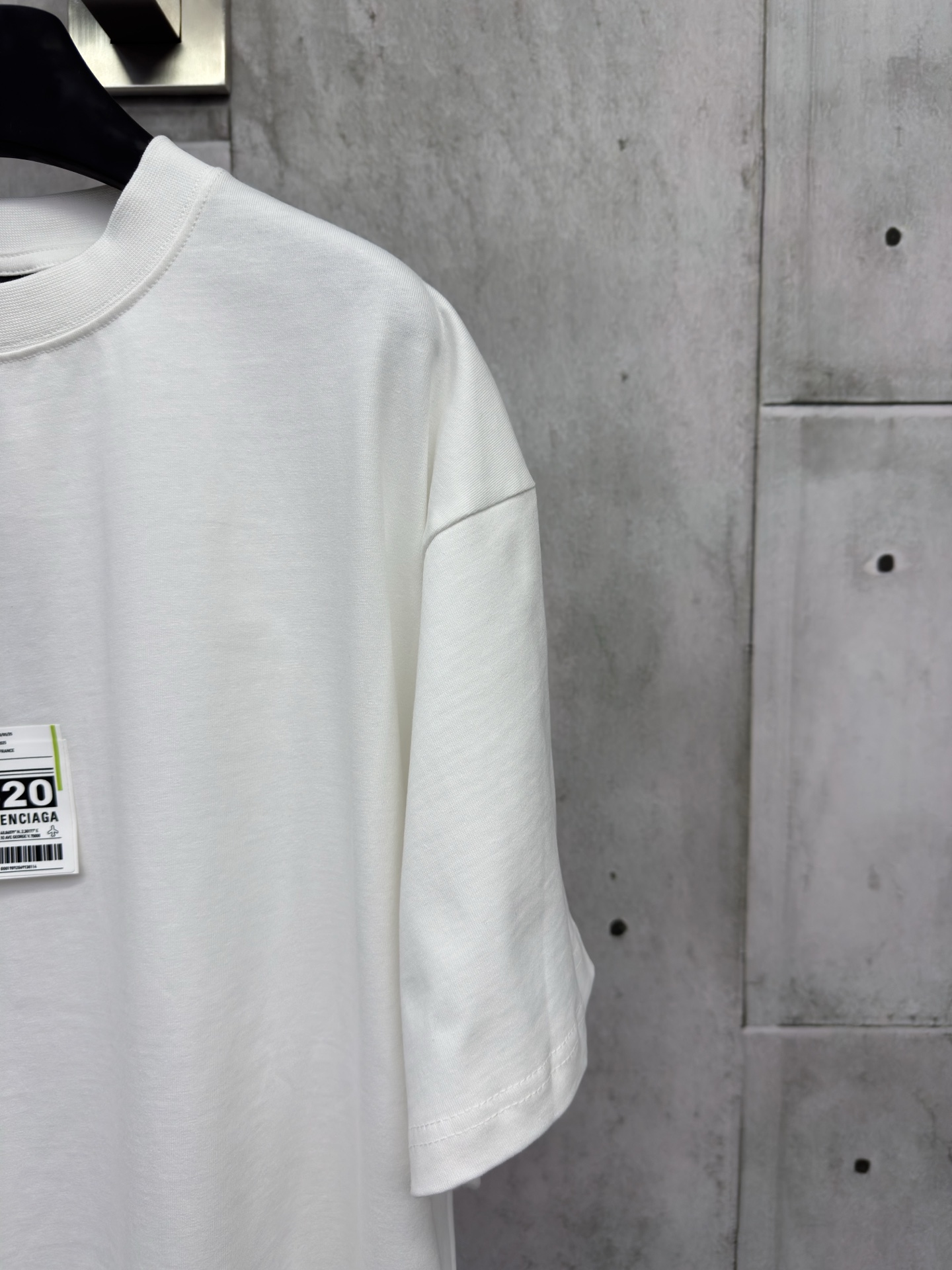 P130
Balenciaga 520标签贴纸短袖
工艺说明：百分百纯棉双股面料300g成衣洗水前幅成衣后洗水工艺，以行李吊牌为灵感打造的 520 特别图案标签，整体走线平直细腻，面料舒适柔软，颜色一致无色差 能与同款搭配营造时尚造型，驾驭各种场合，定制辅料，三标齐全，男女同款！
尺码：1-2-3-4
颜色：白色