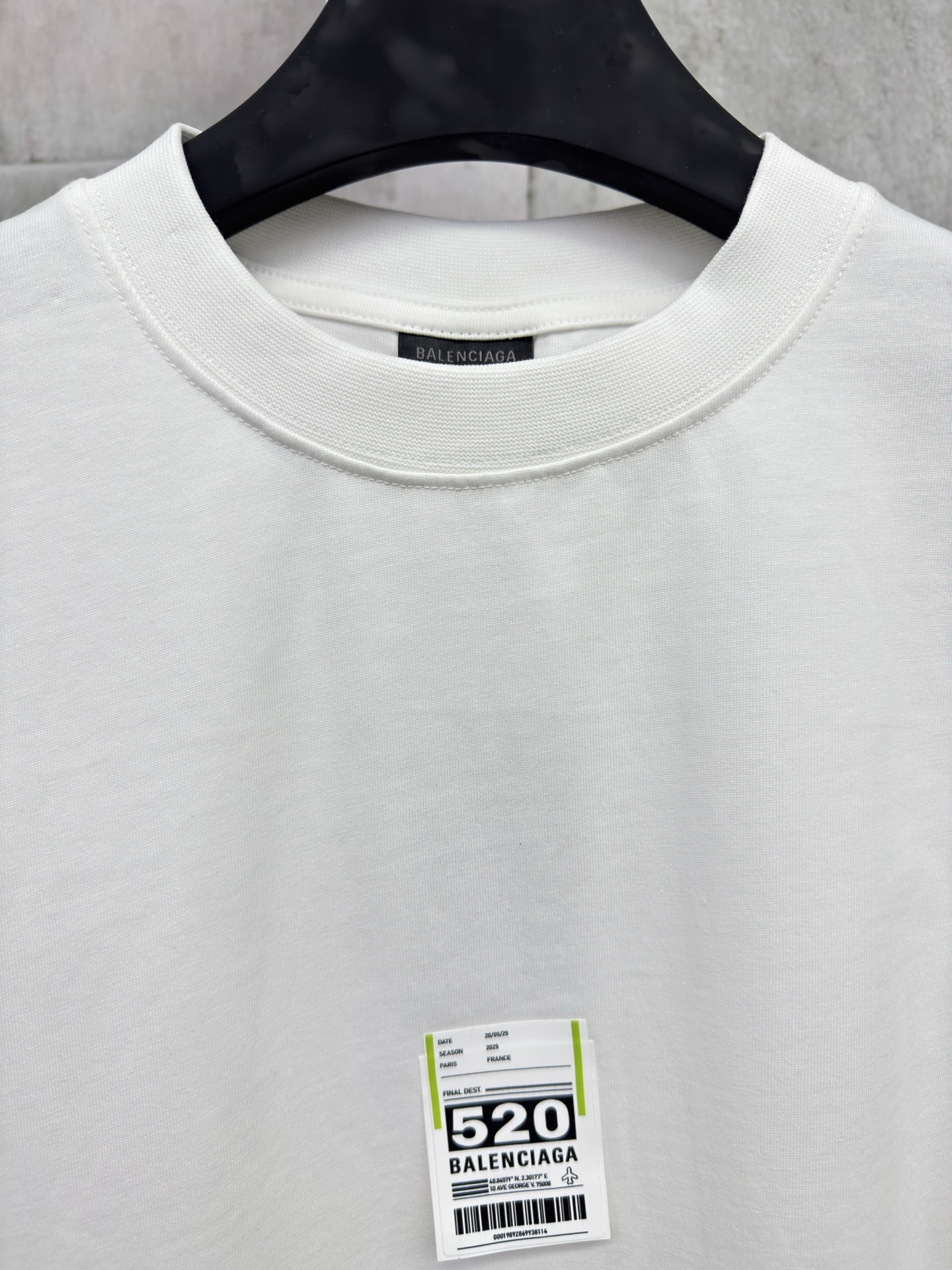 P130
Balenciaga 520标签贴纸短袖
工艺说明：百分百纯棉双股面料300g成衣洗水前幅成衣后洗水工艺，以行李吊牌为灵感打造的 520 特别图案标签，整体走线平直细腻，面料舒适柔软，颜色一致无色差 能与同款搭配营造时尚造型，驾驭各种场合，定制辅料，三标齐全，男女同款！
尺码：1-2-3-4
颜色：白色