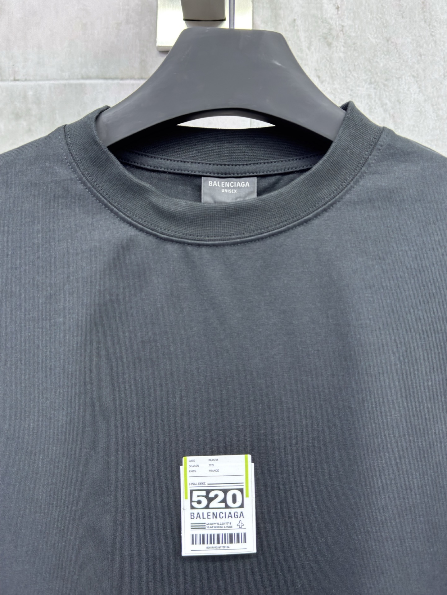 P130
Balenciaga 520标签贴纸短袖
工艺说明：百分百纯棉双股面料300g成衣洗水前幅成衣后洗水工艺，以行李吊牌为灵感打造的 520 特别图案标签，整体走线平直细腻，面料舒适柔软，颜色一致无色差 能与同款搭配营造时尚造型，驾驭各种场合，定制辅料，三标齐全，男女同款！
尺码：1-2-3-4
颜色：黑色