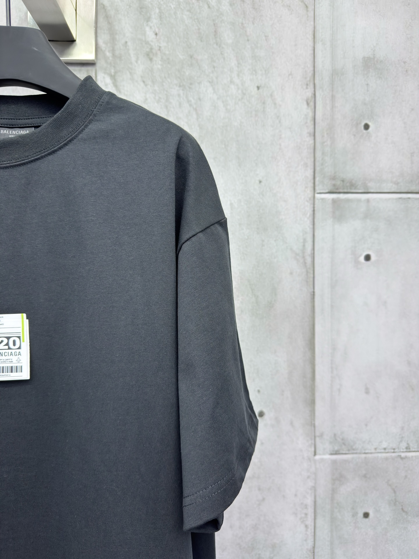 P130
Balenciaga 520标签贴纸短袖
工艺说明：百分百纯棉双股面料300g成衣洗水前幅成衣后洗水工艺，以行李吊牌为灵感打造的 520 特别图案标签，整体走线平直细腻，面料舒适柔软，颜色一致无色差 能与同款搭配营造时尚造型，驾驭各种场合，定制辅料，三标齐全，男女同款！
尺码：1-2-3-4
颜色：黑色