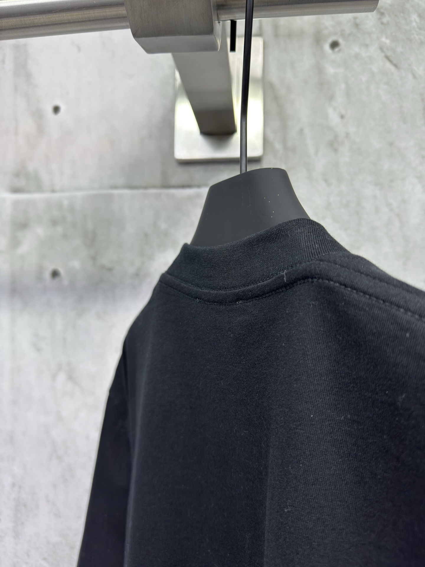 P115
Balenciaga 字母印花短袖
工艺说明：面料采用双纱32支240克 采用进口椭圆机印花 每一个印花对位整齐 无毛边 前后幅台板手工印花 精密网纱制作网板 进口环保浆料刮浆 字母清晰还原，整体走线平直细腻，面料舒适柔软，颜色一致无色差 能与同款搭配营造时尚造型，驾驭各种场合，定制辅料，三标齐全，男女同款！
尺码：XS-S-M-L
颜色：黑色