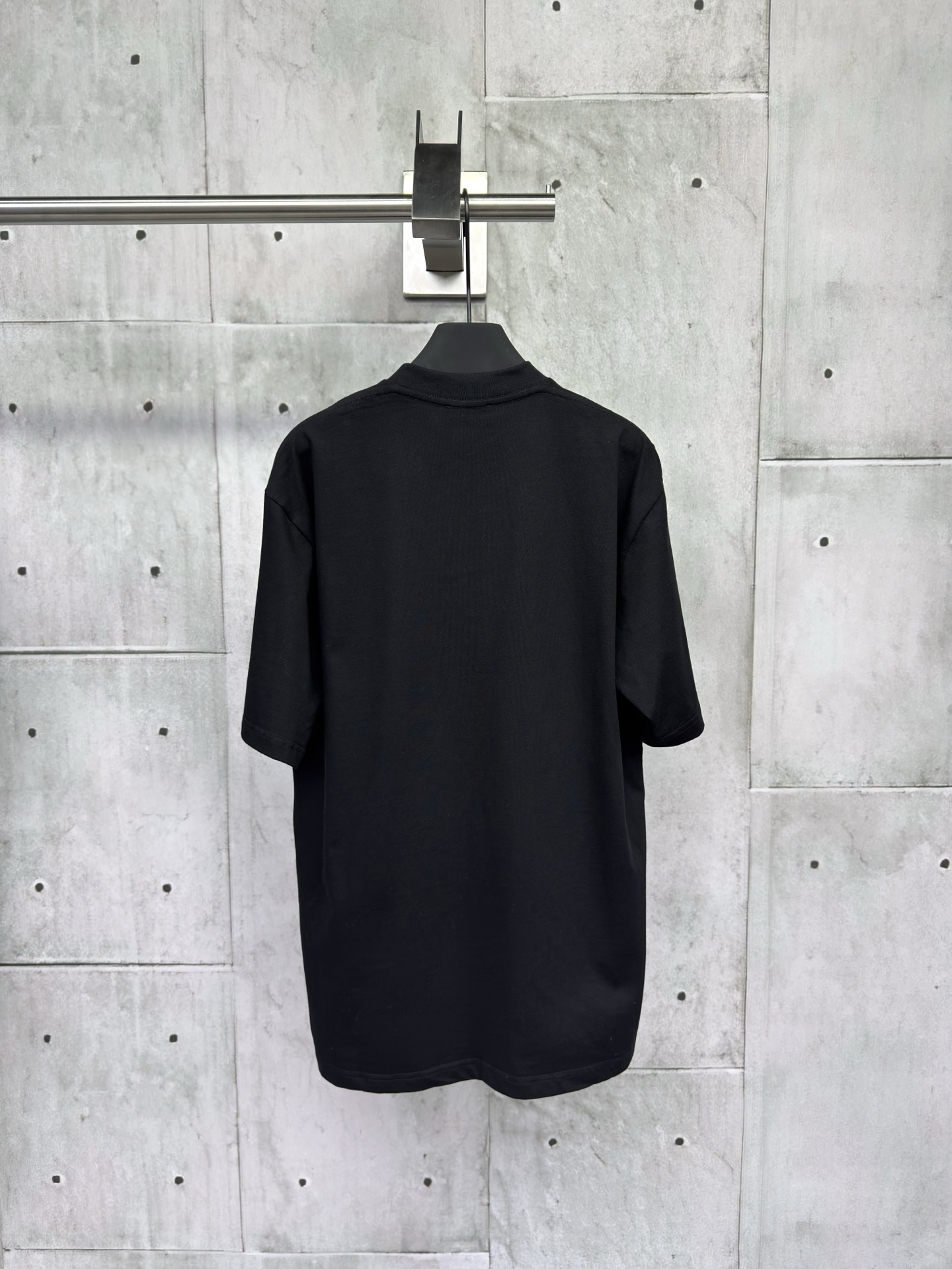 P115
Balenciaga 字母印花短袖
工艺说明：面料采用双纱32支240克 采用进口椭圆机印花 每一个印花对位整齐 无毛边 前后幅台板手工印花 精密网纱制作网板 进口环保浆料刮浆 字母清晰还原，整体走线平直细腻，面料舒适柔软，颜色一致无色差 能与同款搭配营造时尚造型，驾驭各种场合，定制辅料，三标齐全，男女同款！
尺码：XS-S-M-L
颜色：黑色